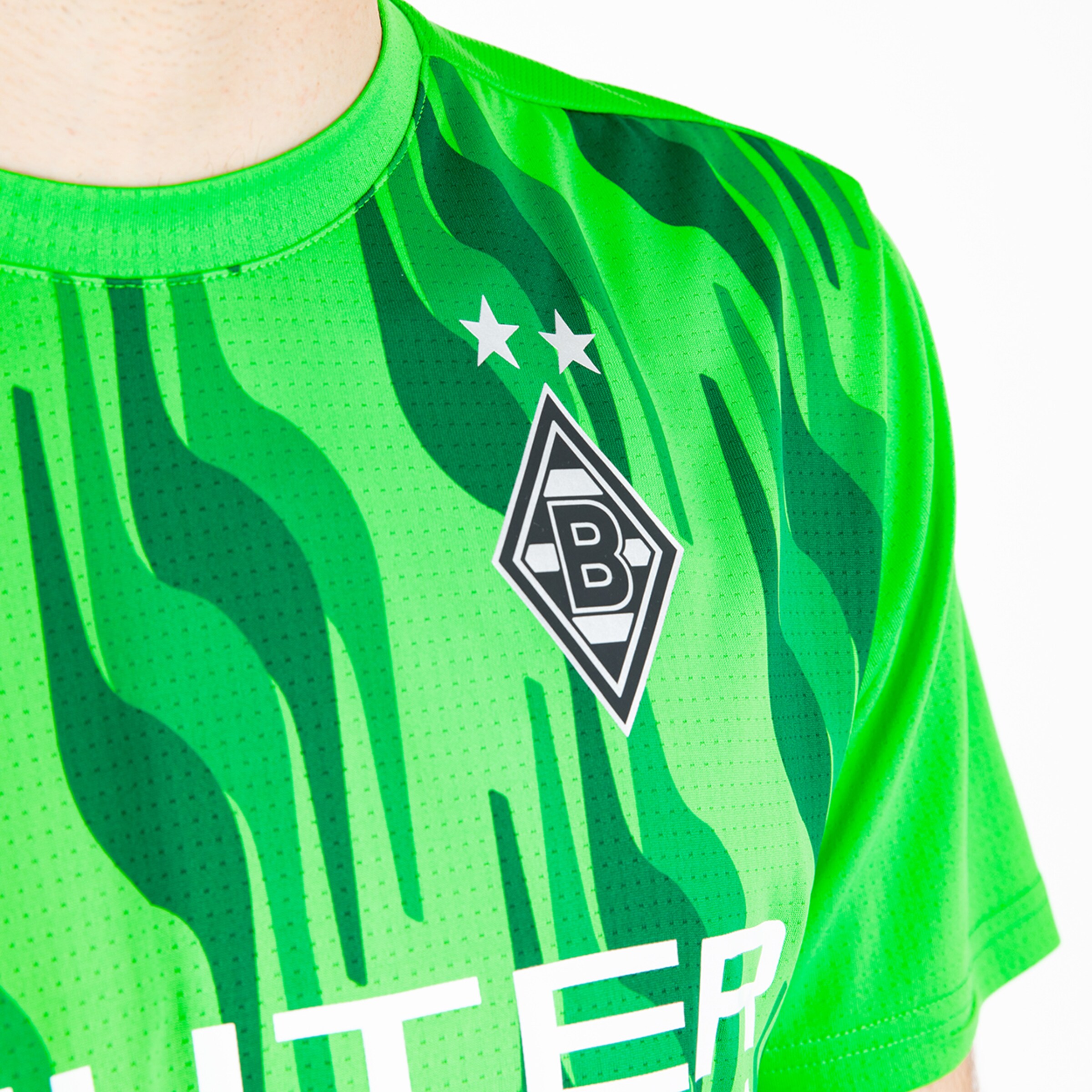 Grünes Trikot mit Wellenmuster und Borussia Mönchengladbach-Logo.