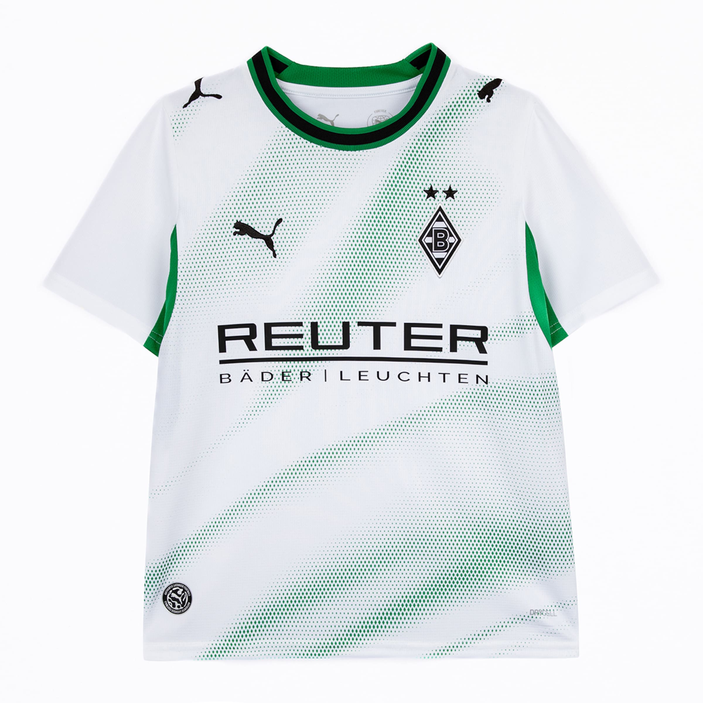 Weißes Kurzarm-Trikot von Borussia Mönchengladbach von Puma mit grünen Mustern, Reuter-Sponsorenlogo und Vereinswappen auf der Brust.