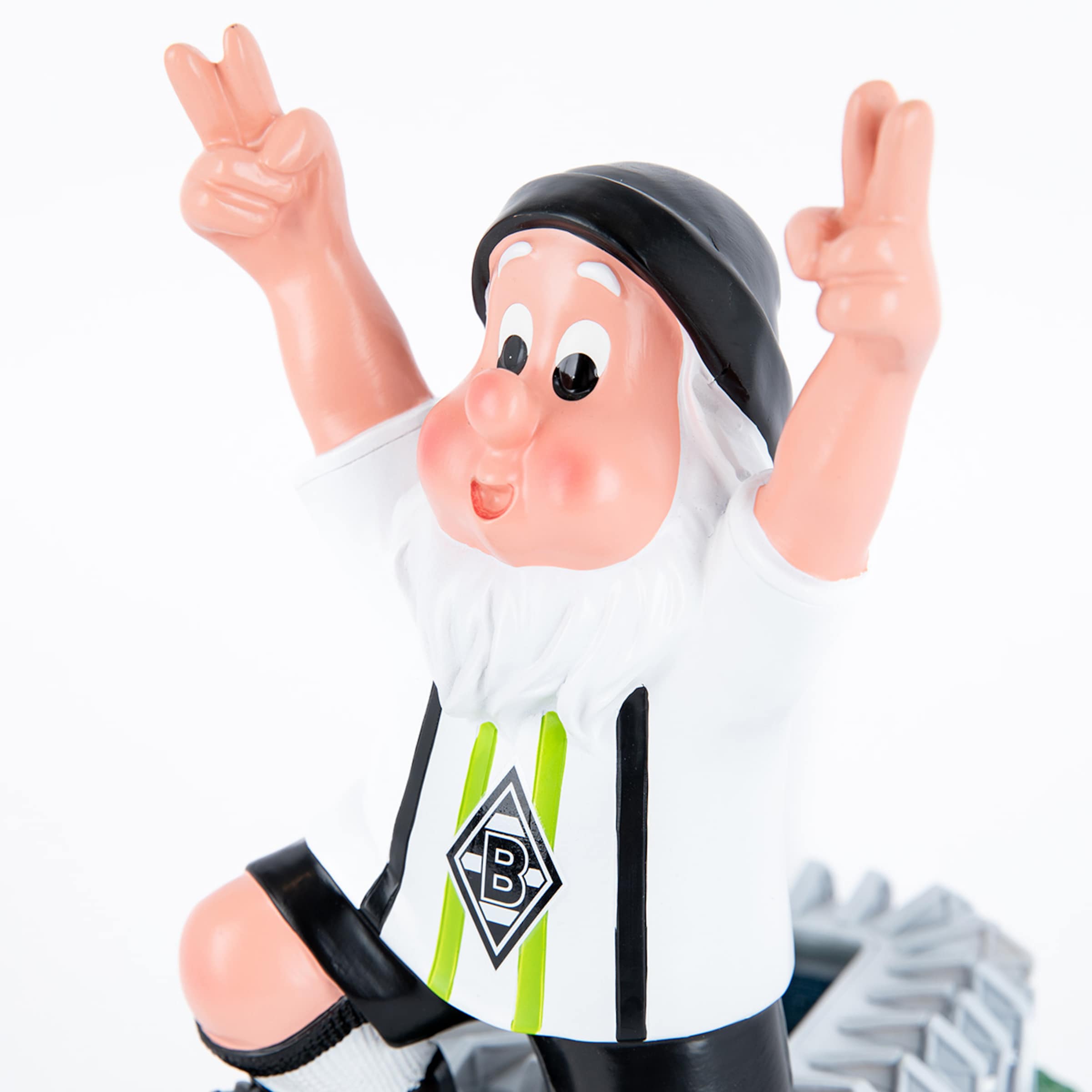 Borussia Mönchengladbach Gartenzwerg in Siegerpose mit erhobenen Armen, weißem Trikot und Vereinslogo.