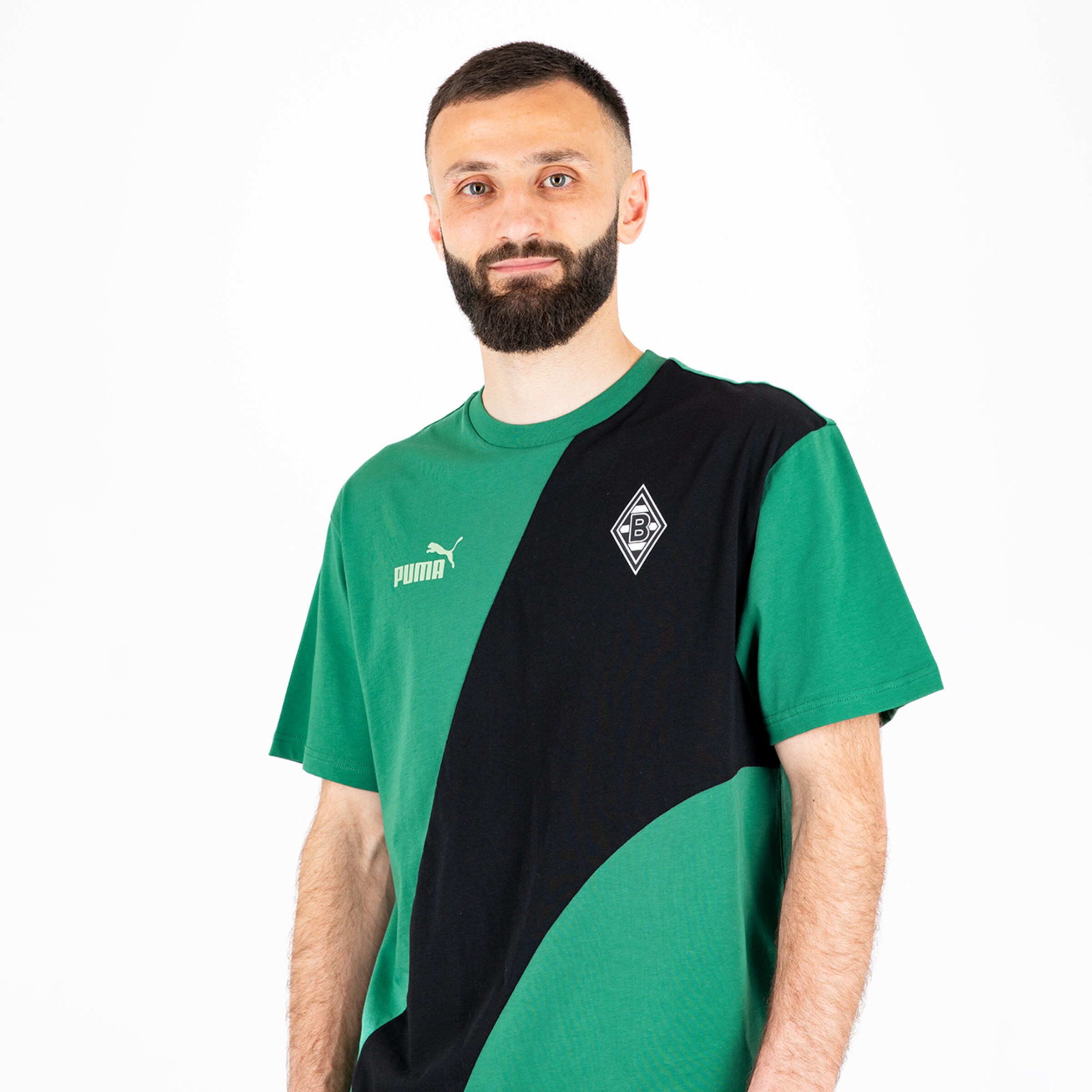 Ein Spieler in einem sportlichen Oberteil mit dem Logo von Borussia Mönchengladbach.