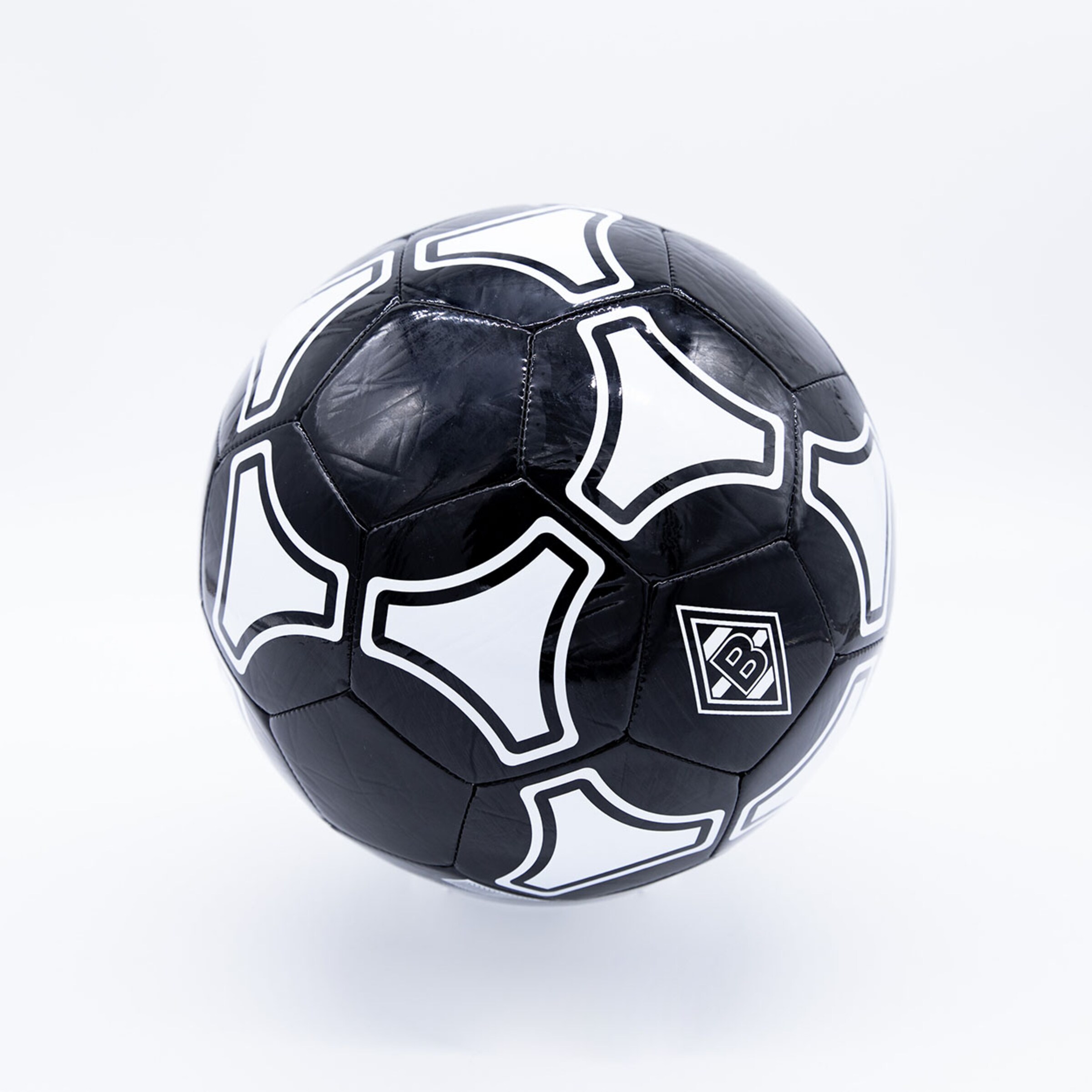 Schwarzer und weißer Fußball mit Borussia Mönchengladbach-Logo.
