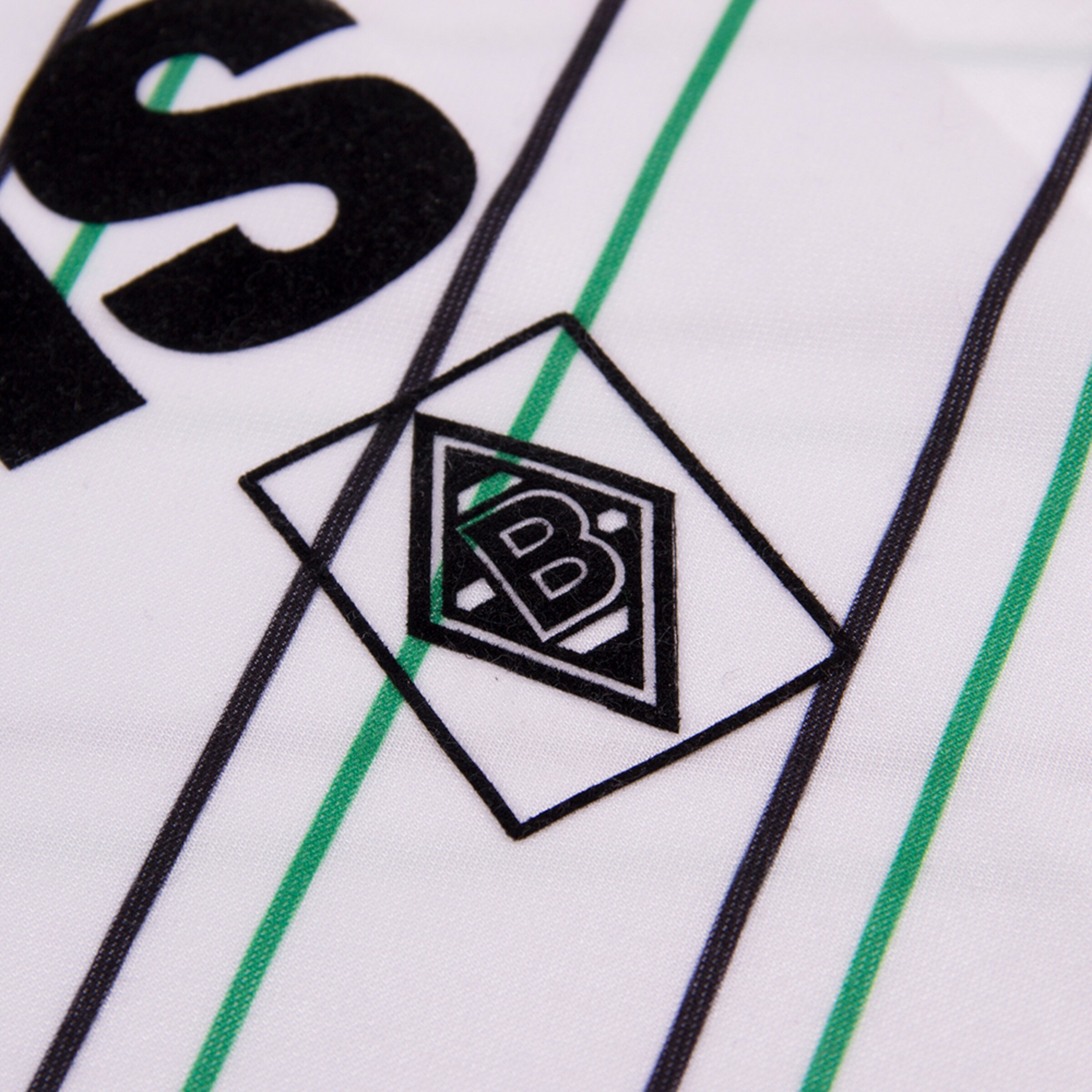 Logo von Borussia Mönchengladbach auf einem Trikot.
