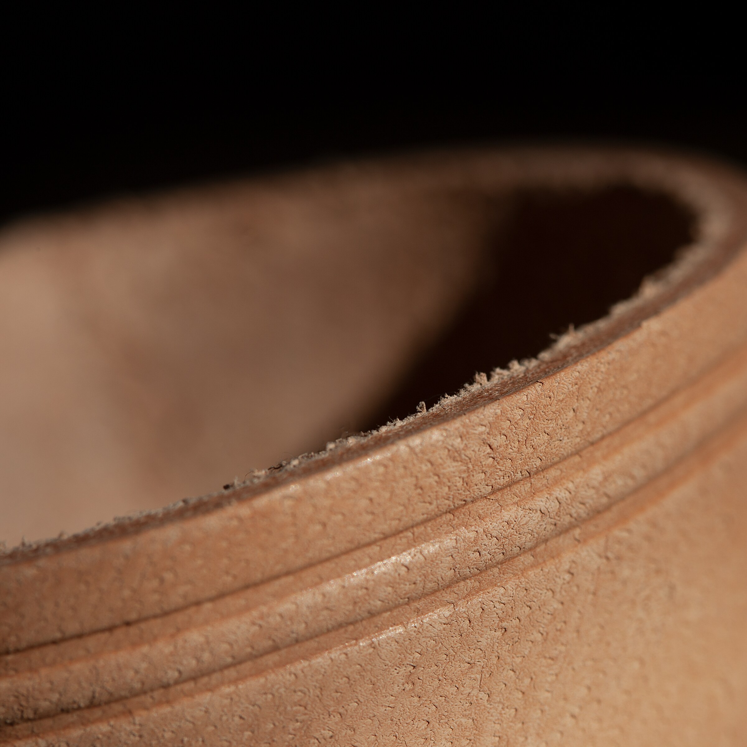 Nahaufnahme eines Lederbehälters mit rauer Textur.
