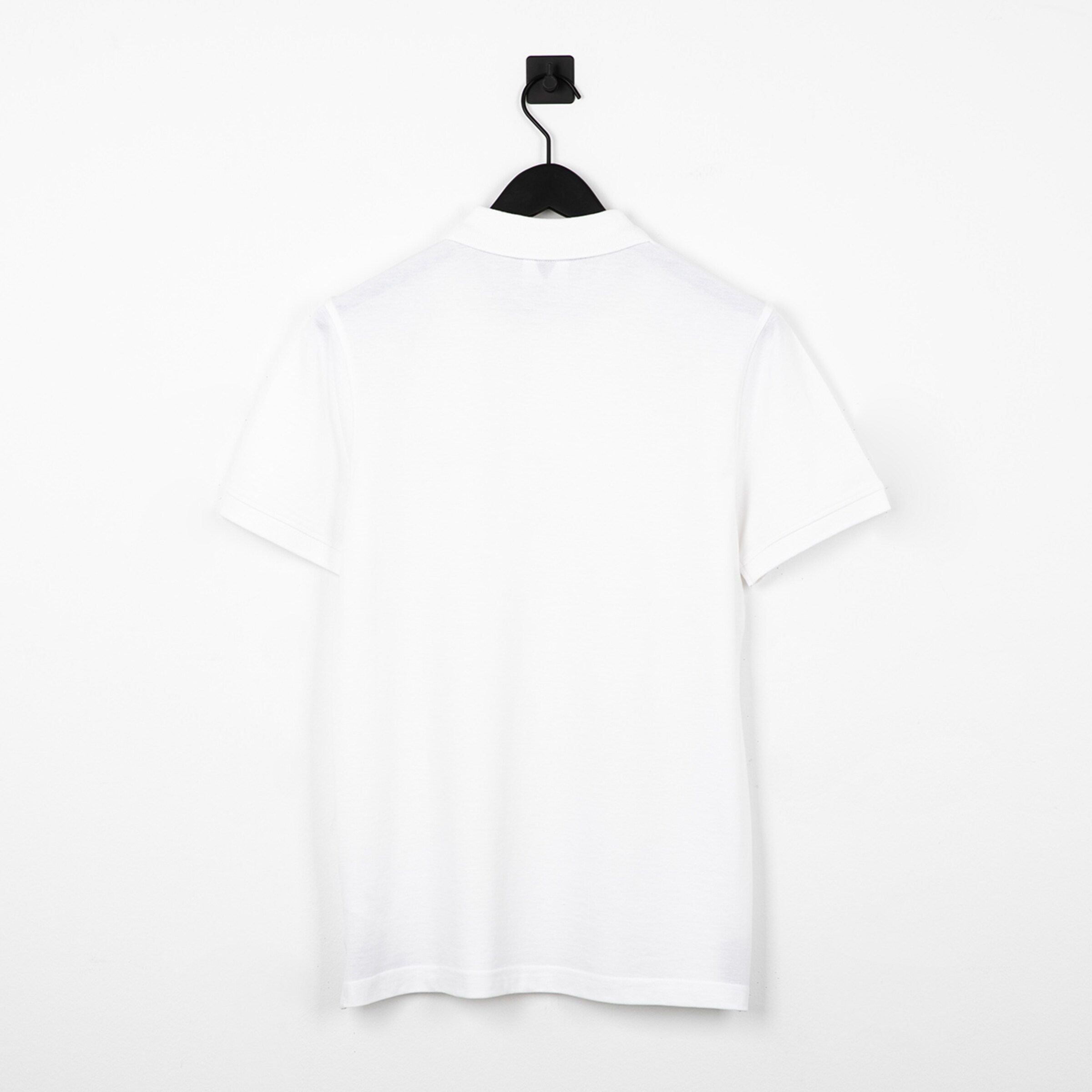 Weißes T-Shirt ohne Druck von hinten gesehen an einem schwarzen Hänger.
