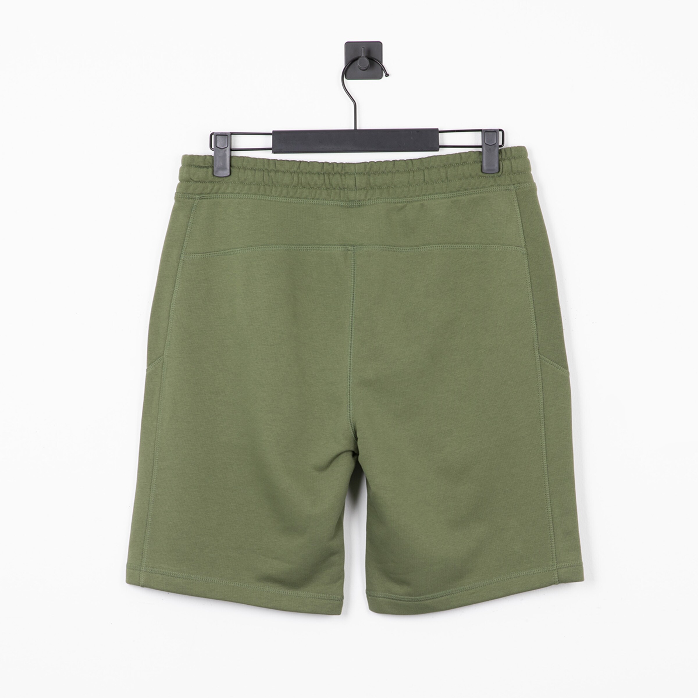 Grüne Shorts mit elastischem Bund und Seitentaschen.