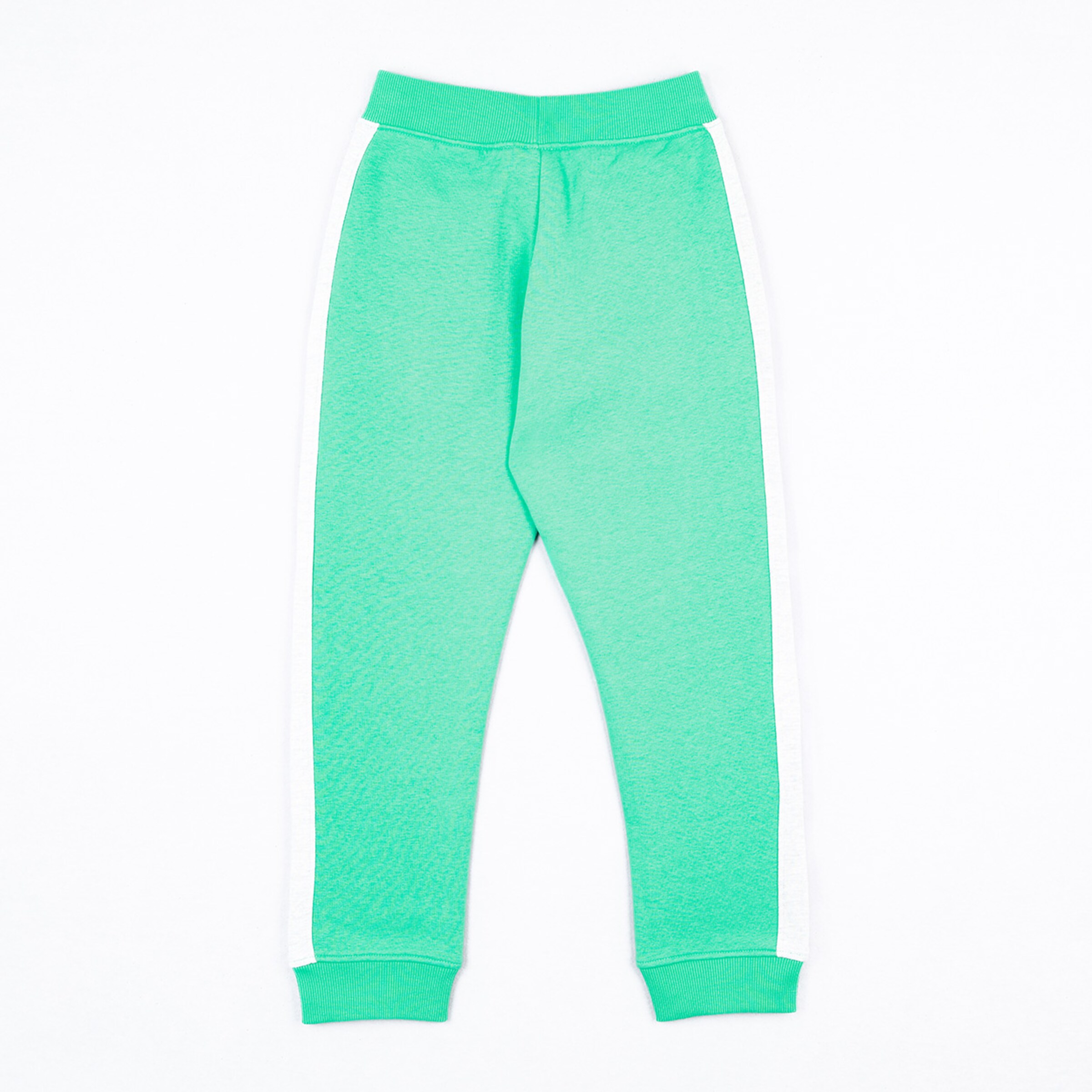 Grüne Jogginghose mit weißen Seitenstreifen aus weichem Material.