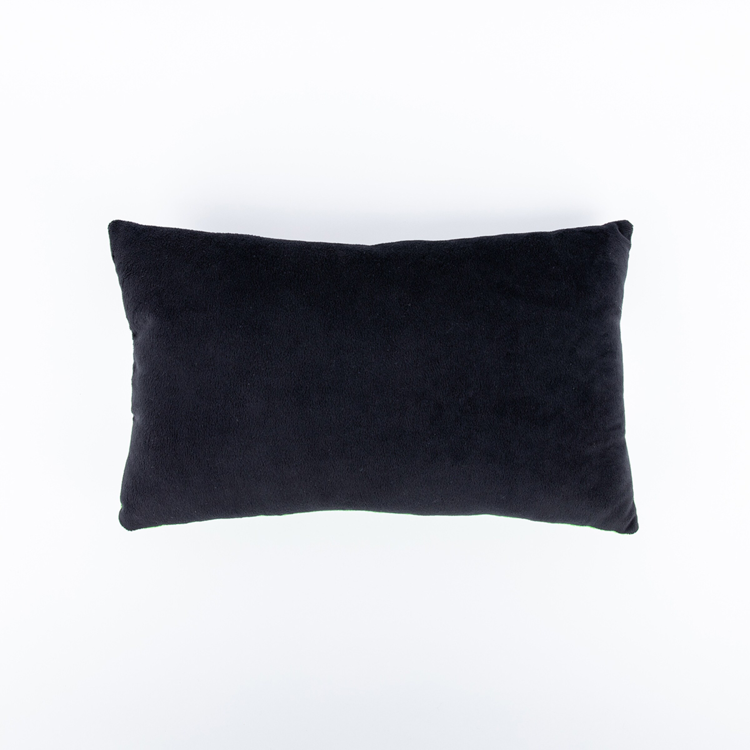 Schwarzes rechteckiges Kissen mit weichem Material.