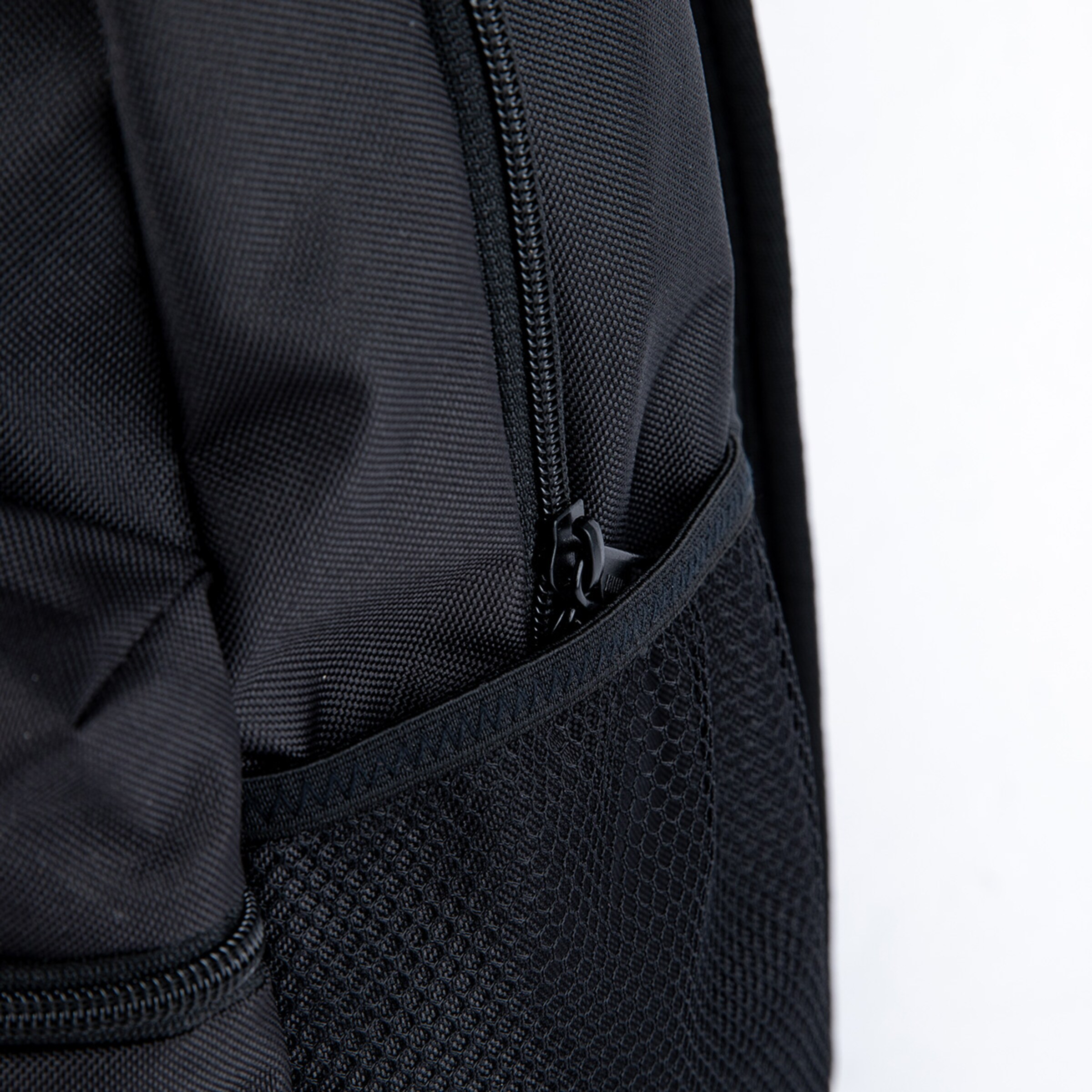 Schwarzer Rucksack mit Reißverschluss und Mesh-Tasche.