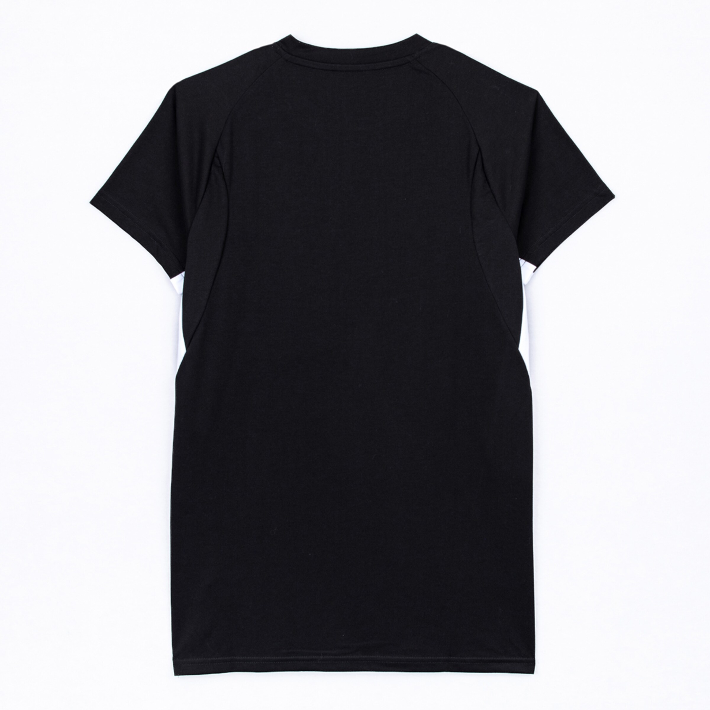 Rückseite eines schwarzen T-Shirts mit weißen Seitenpanels und Raglanärmeln, flach liegend auf weißem Hintergrund.