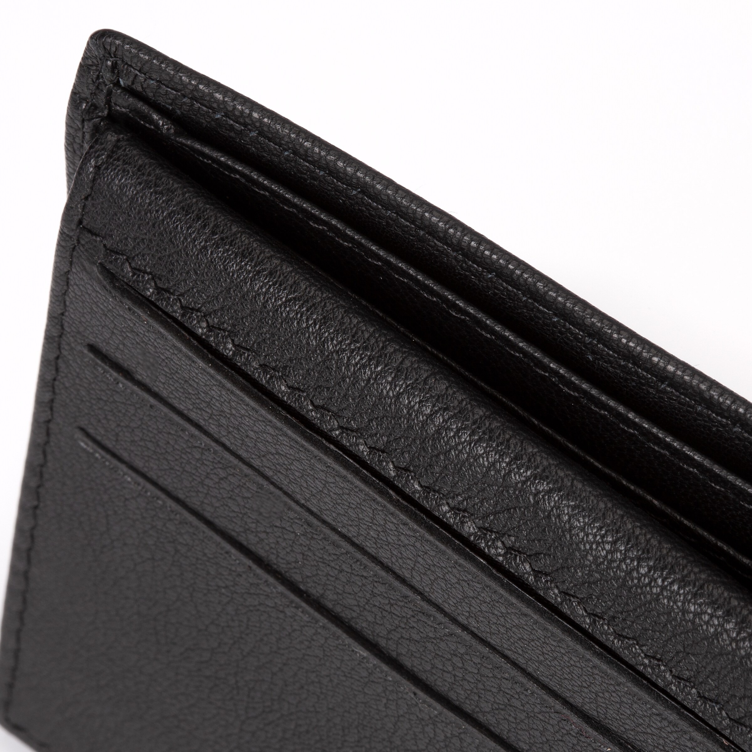 Schwarzer Ledergeldbeutel mit mehreren Kartenfächern.