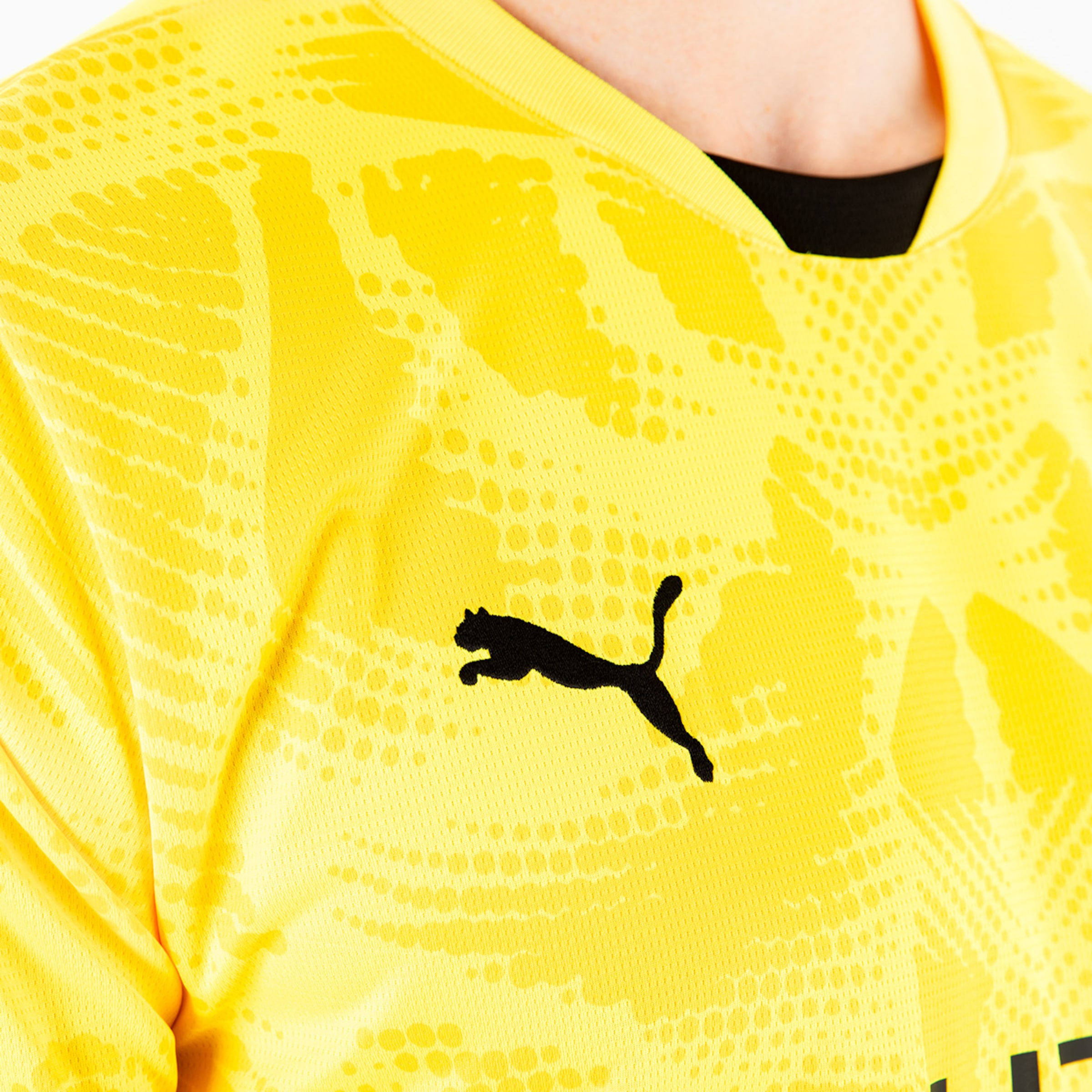 Gelbes Trikot mit PUMA-Logo auf der Brust.