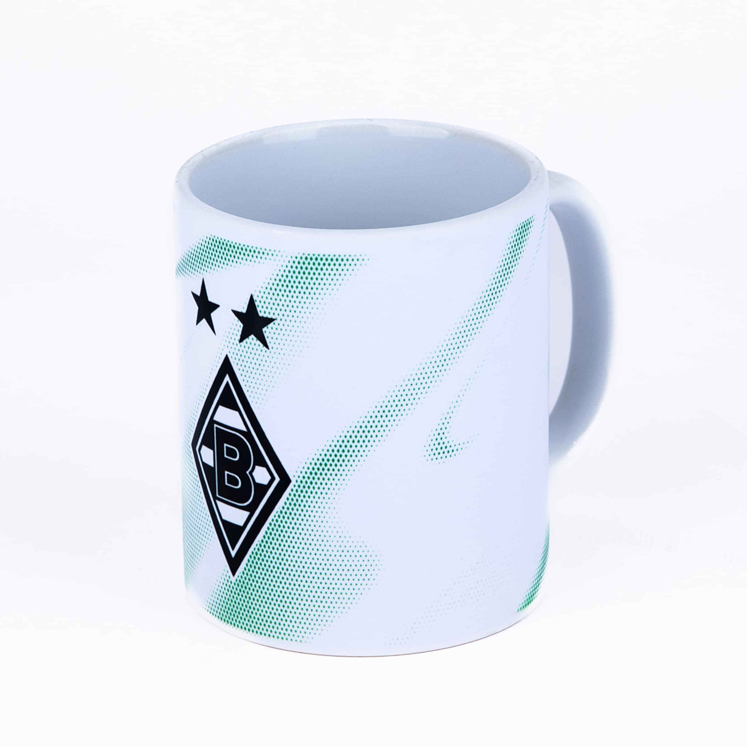 Weißer Becher mit grünem Punktmuster, zwei schwarzen Sternen und dem Logo von Borussia Mönchengladbach auf weißem Hintergrund.