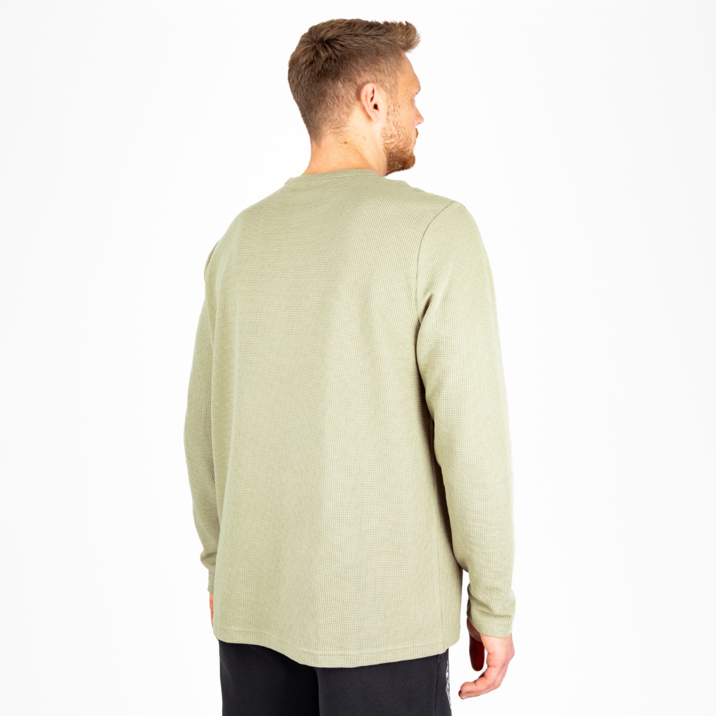 Mann in einem long-sleeve einfarbigen Oberteil von hinten betrachtet.