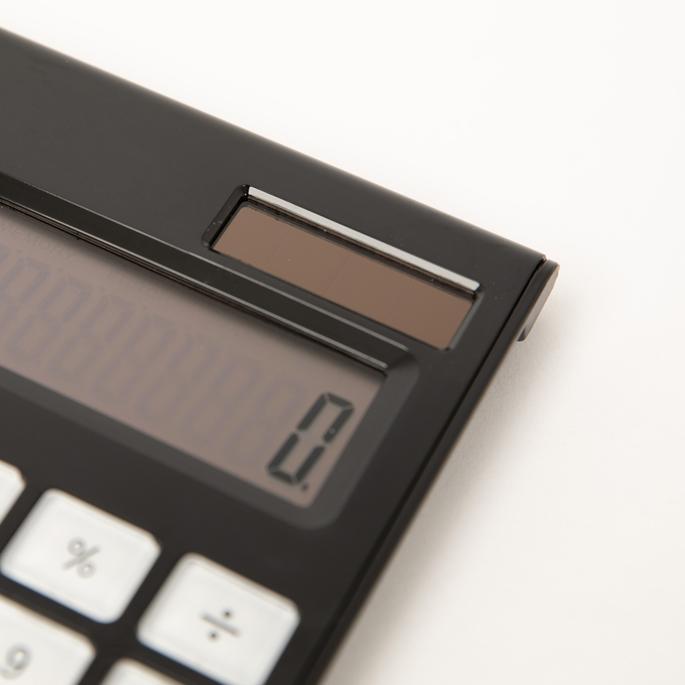 Schwarzer Taschenrechner mit digitalem Display und Tasten.