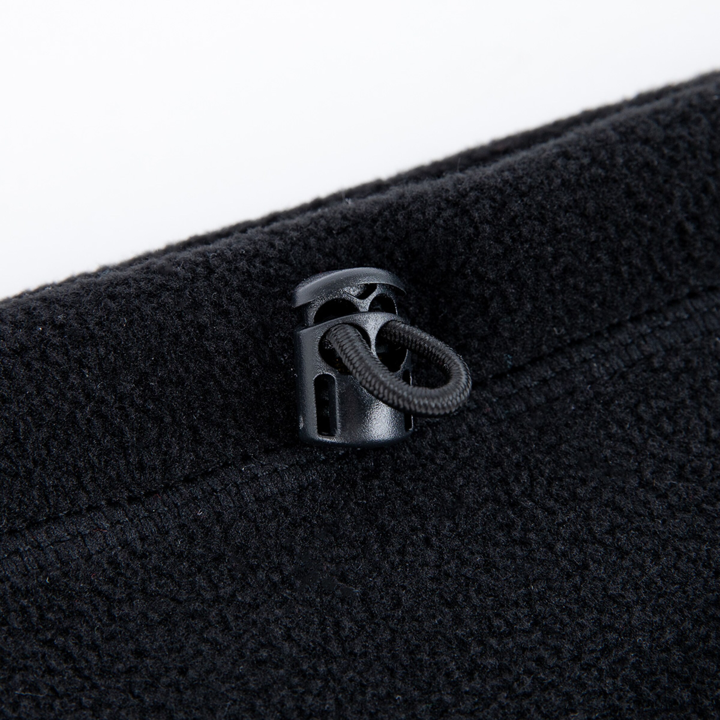 Schwarzer Fleece-Stoff mit einem Kordelzugstopper.