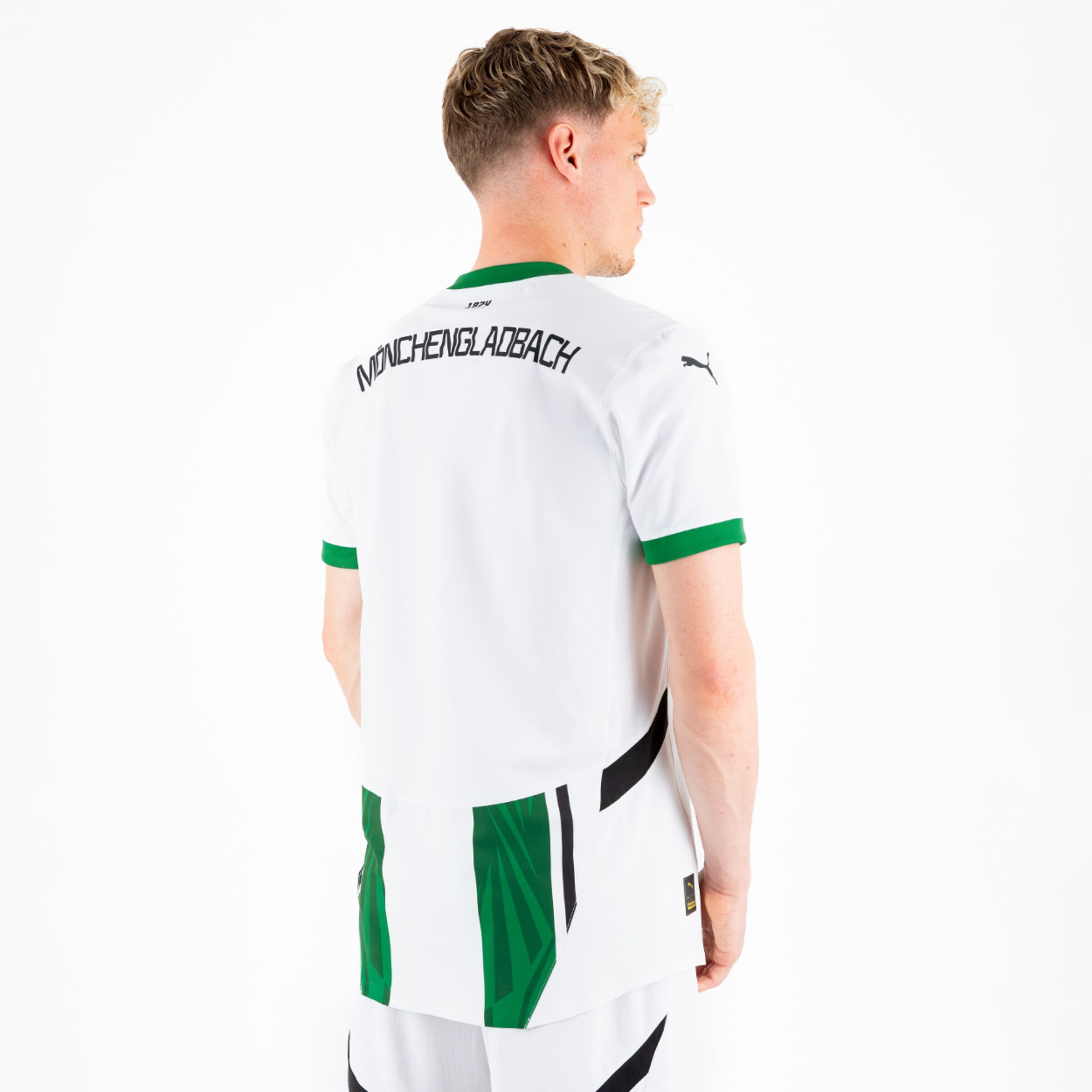 Spieler von Borussia Mönchengladbach in einem weißen Trikot von hinten.