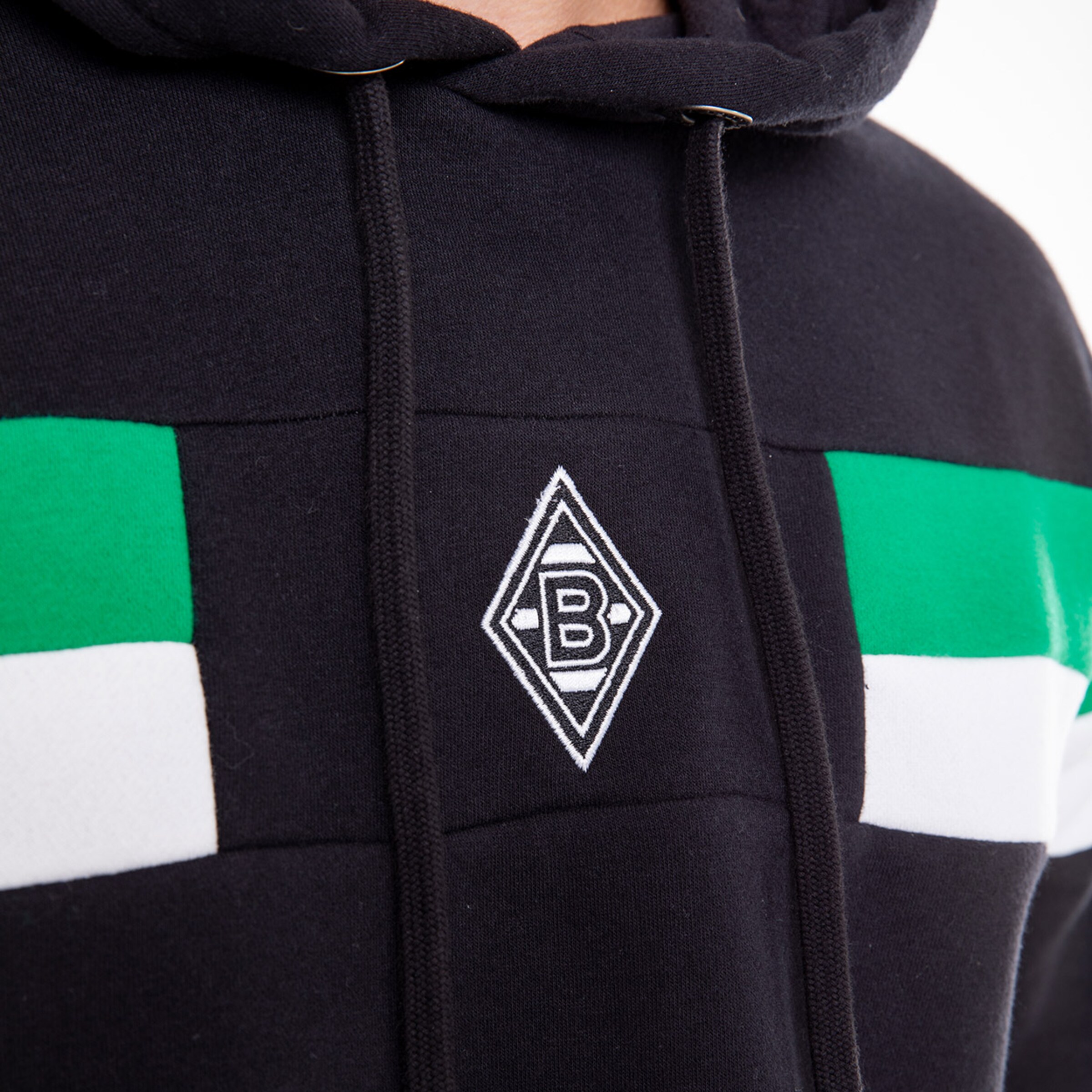 Schwarzer Kapuzenpullover mit grün-weißen Streifen und Borussia Mönchengladbach Logo.