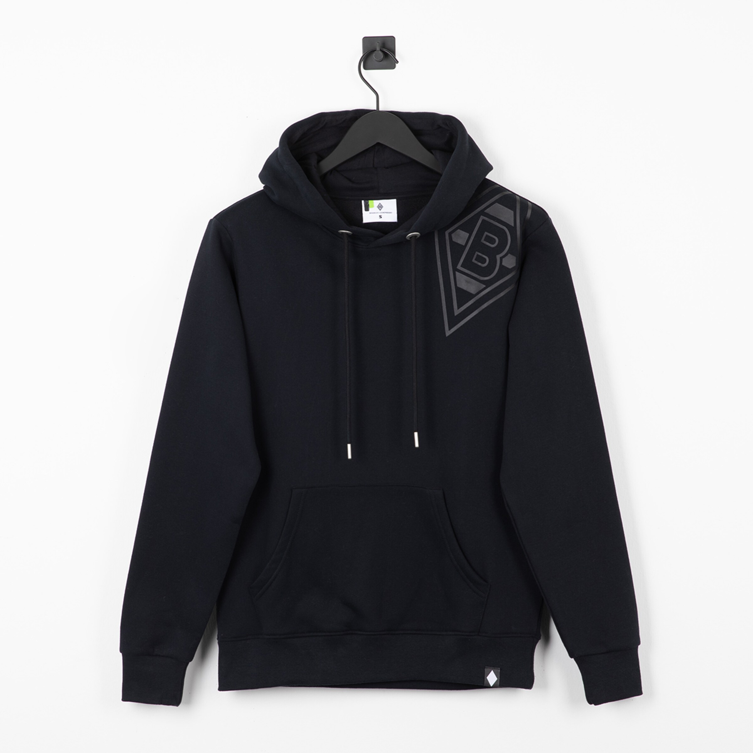 Schwarzer Hoodie mit dezentem „B“-Logo auf der Brust, Kapuze mit Kordelzug und Kängurutasche vor weißem Hintergrund.