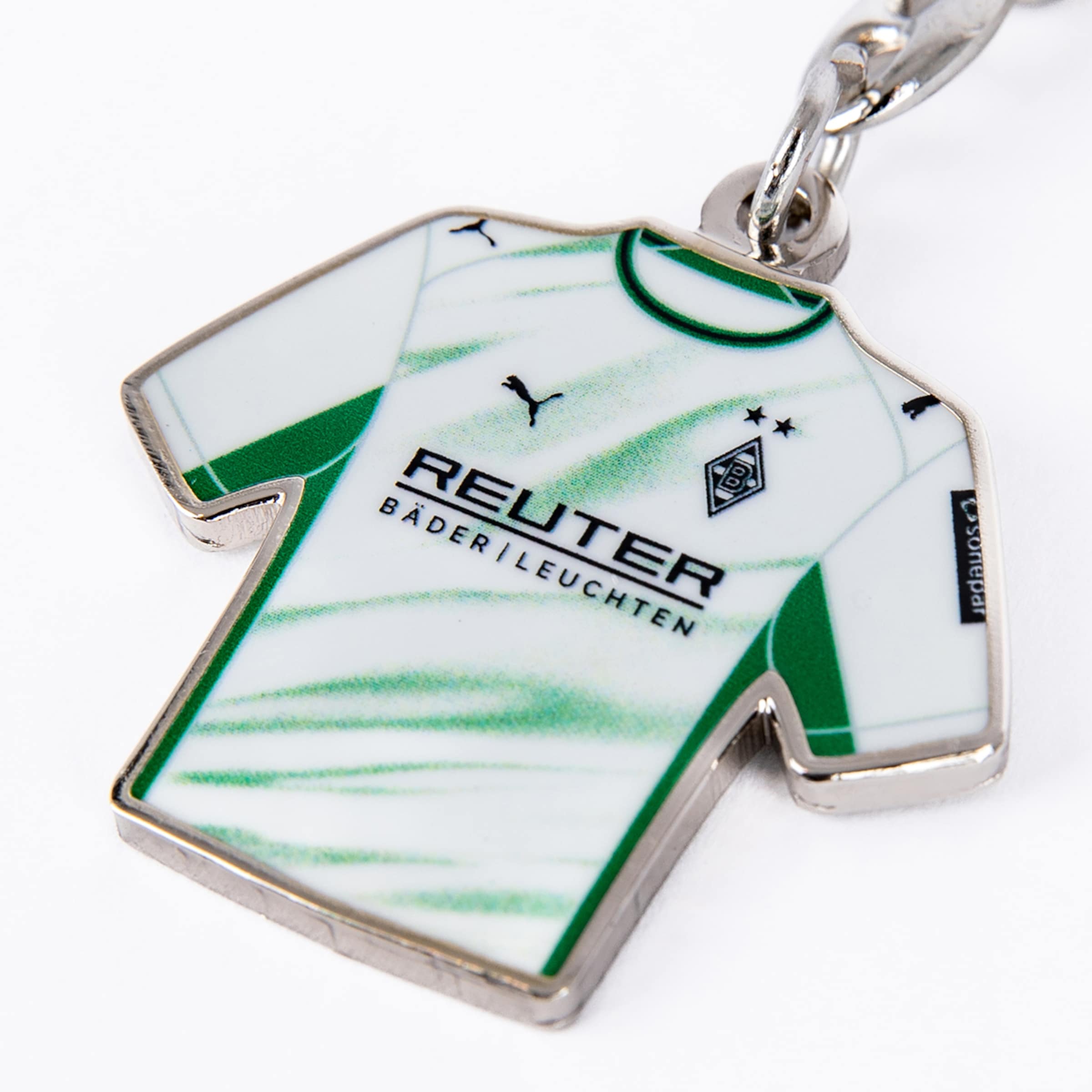 Borussia Mönchengladbach Schlüsselanhänger im Design des Heimtrikots 2024/25. Weiß-grün mit Vereinslogo, Puma-Zeichen und Reuter-Sponsor.