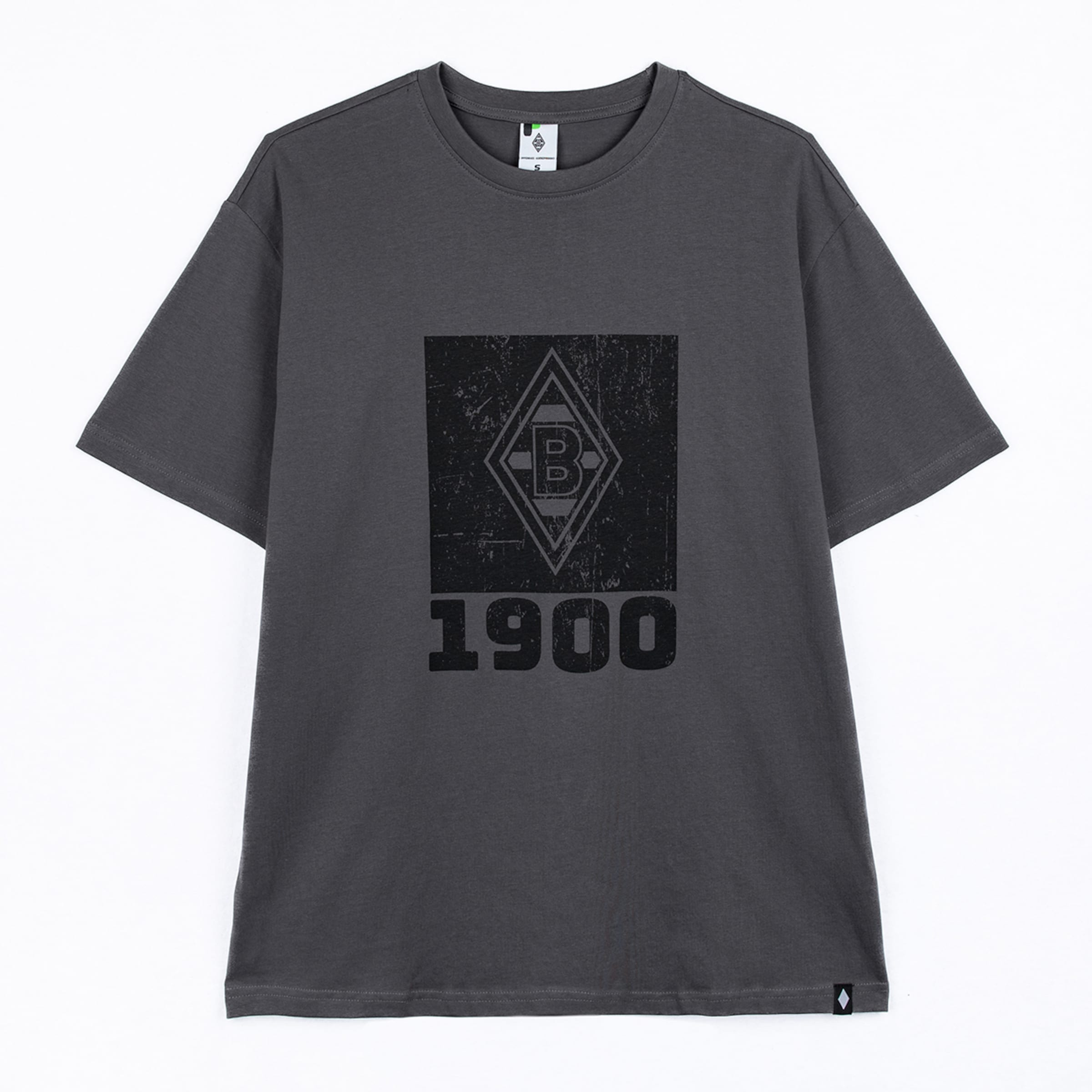 Ein dunkelgraues T-Shirt mit einem verblassten schwarzen Grafikdruck auf der Brust, der ein Rautenlogo mit einem 'B' und darunter '1900' zeigt. Kleine Logo-Etiketten befinden sich am Halsausschnitt und am unteren Saum.