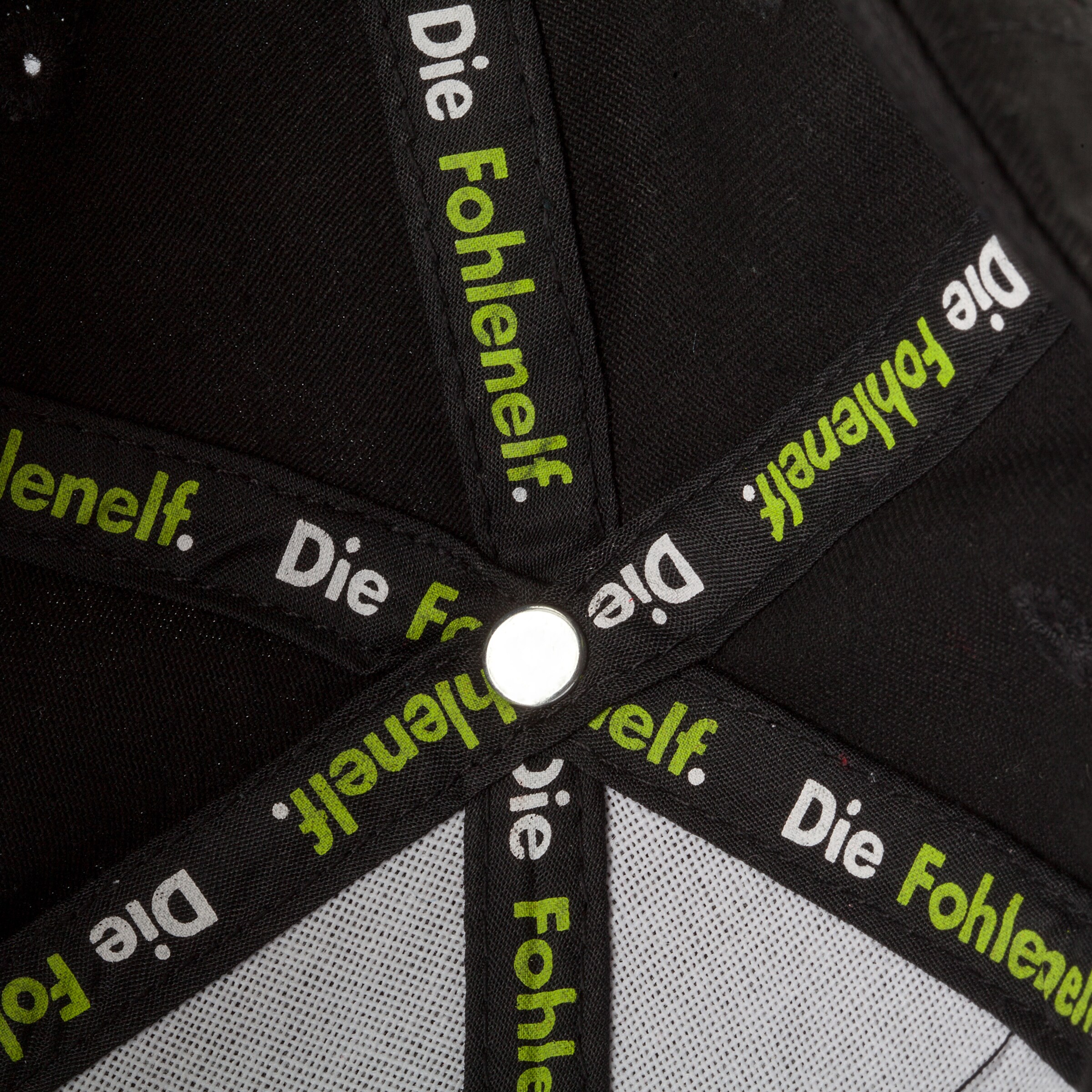 Innenseite einer Baseballkappe mit dem Aufdruck Die Fohlenelf.