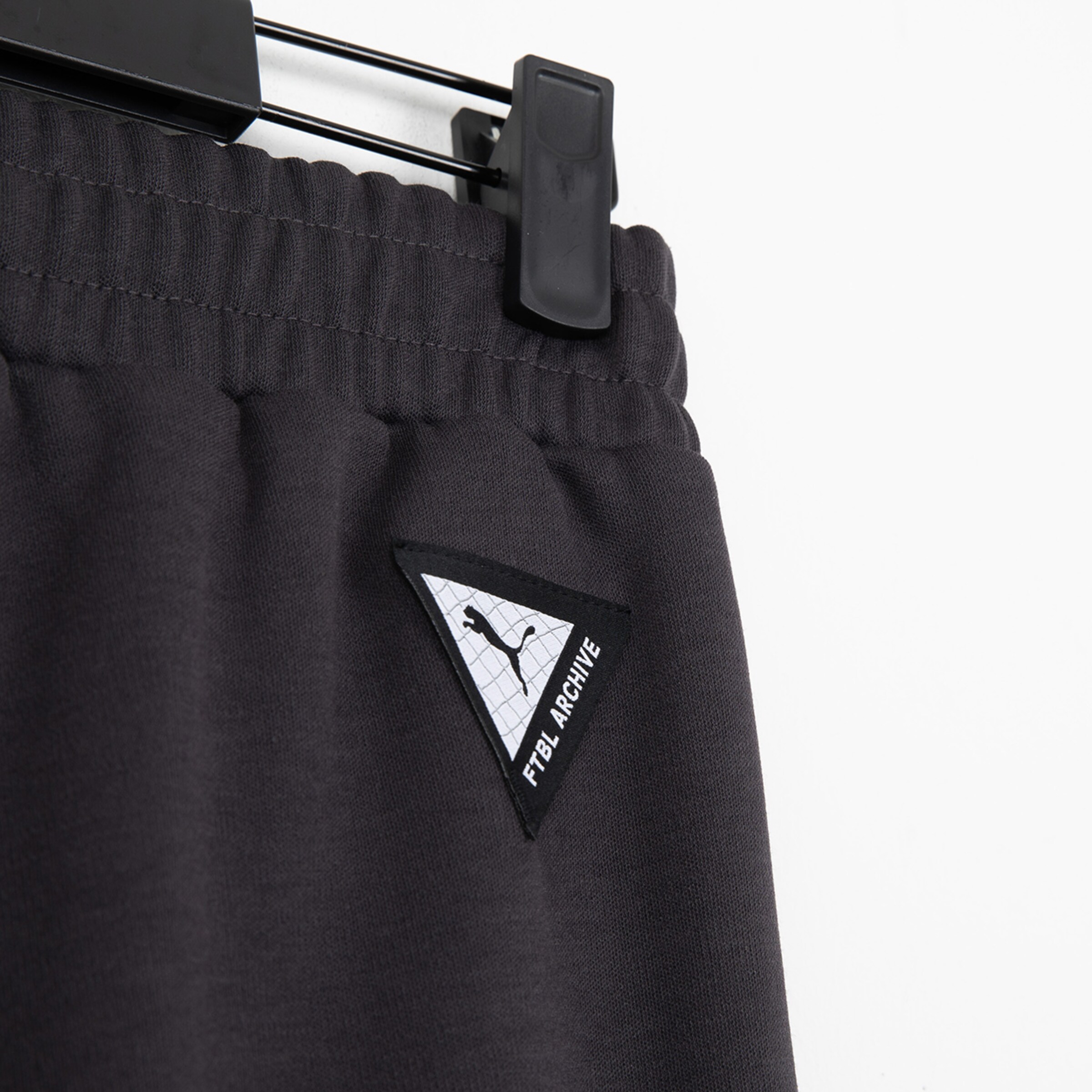 Schwarze Trainingshose mit einem Dreiecks-Patch FTWL ARCHIVE.