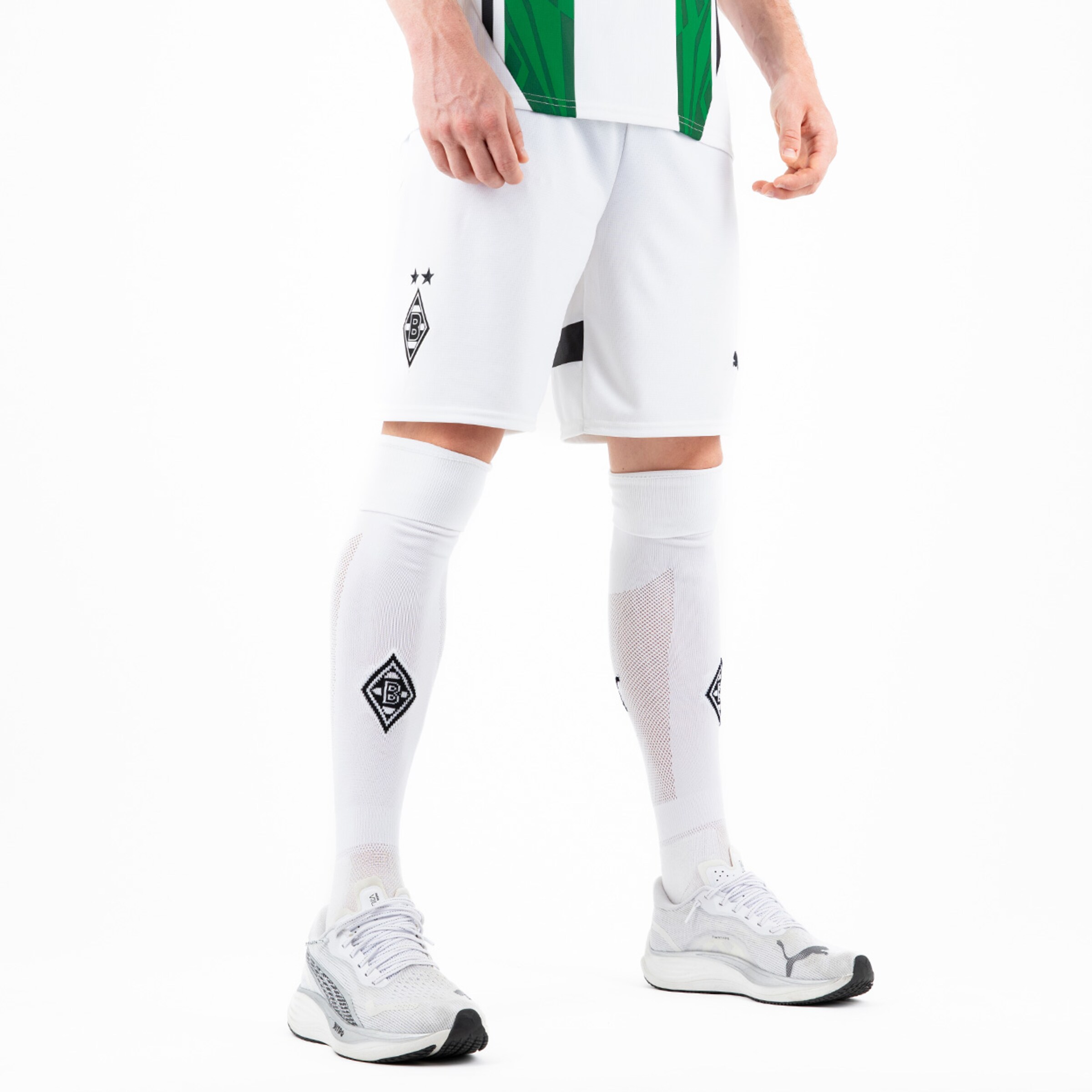 Spieler in Borussia Mönchengladbach Fußballausrüstung mit weißen Shorts und Socken.