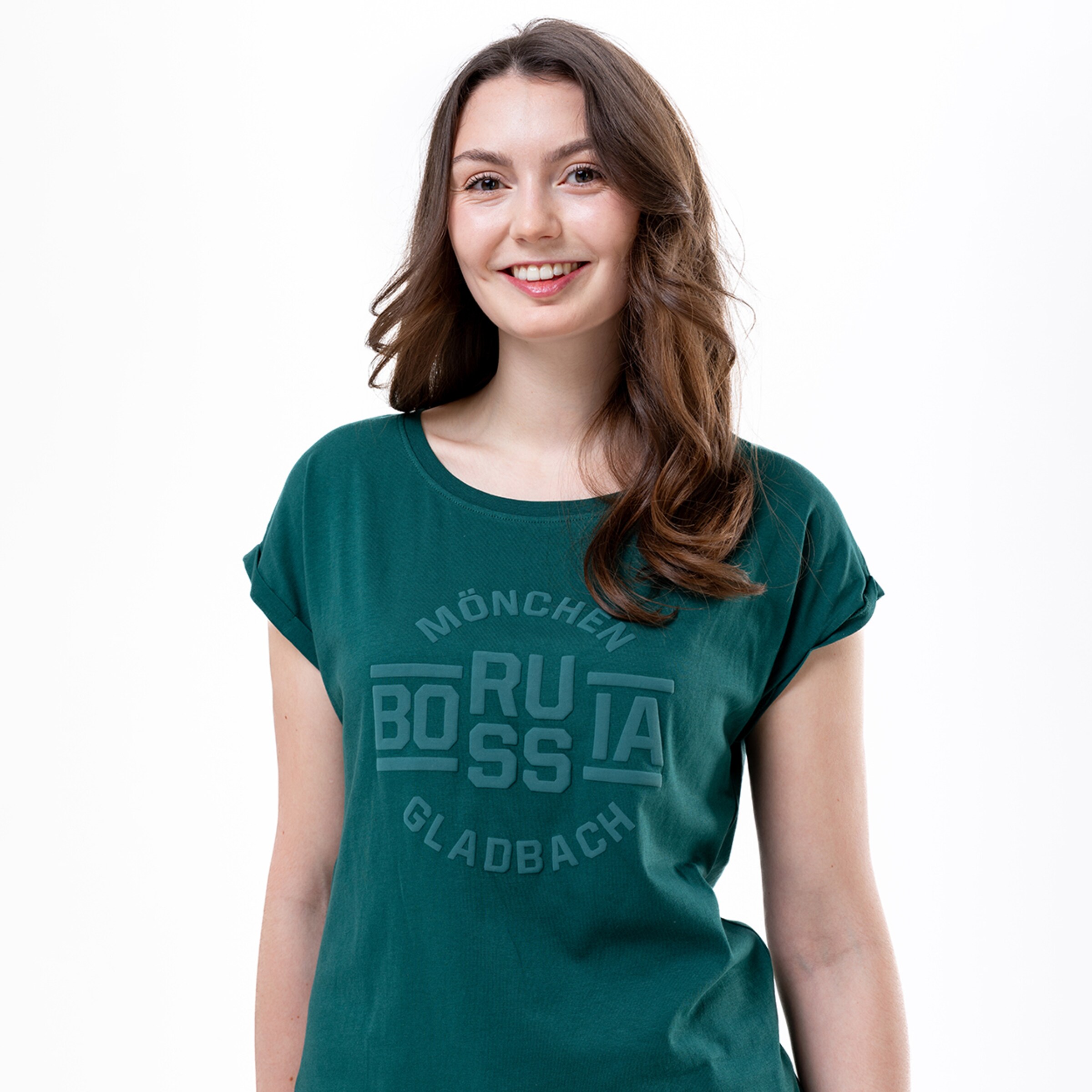 Frau mit braunen Haaren trägt ein grünes T-Shirt mit dem Aufdruck Borussia Mönchengladbach.