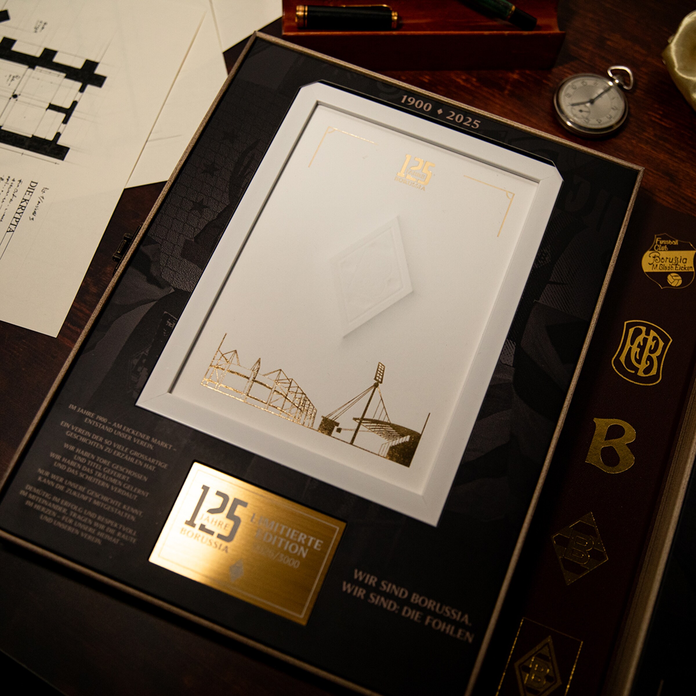 Jubiläums-Plakette zum 125. Bestehen von Borussia Mönchengladbach (1900-2025) mit Goldprägungen, Stadion-Silhouette und Rautenlogo.