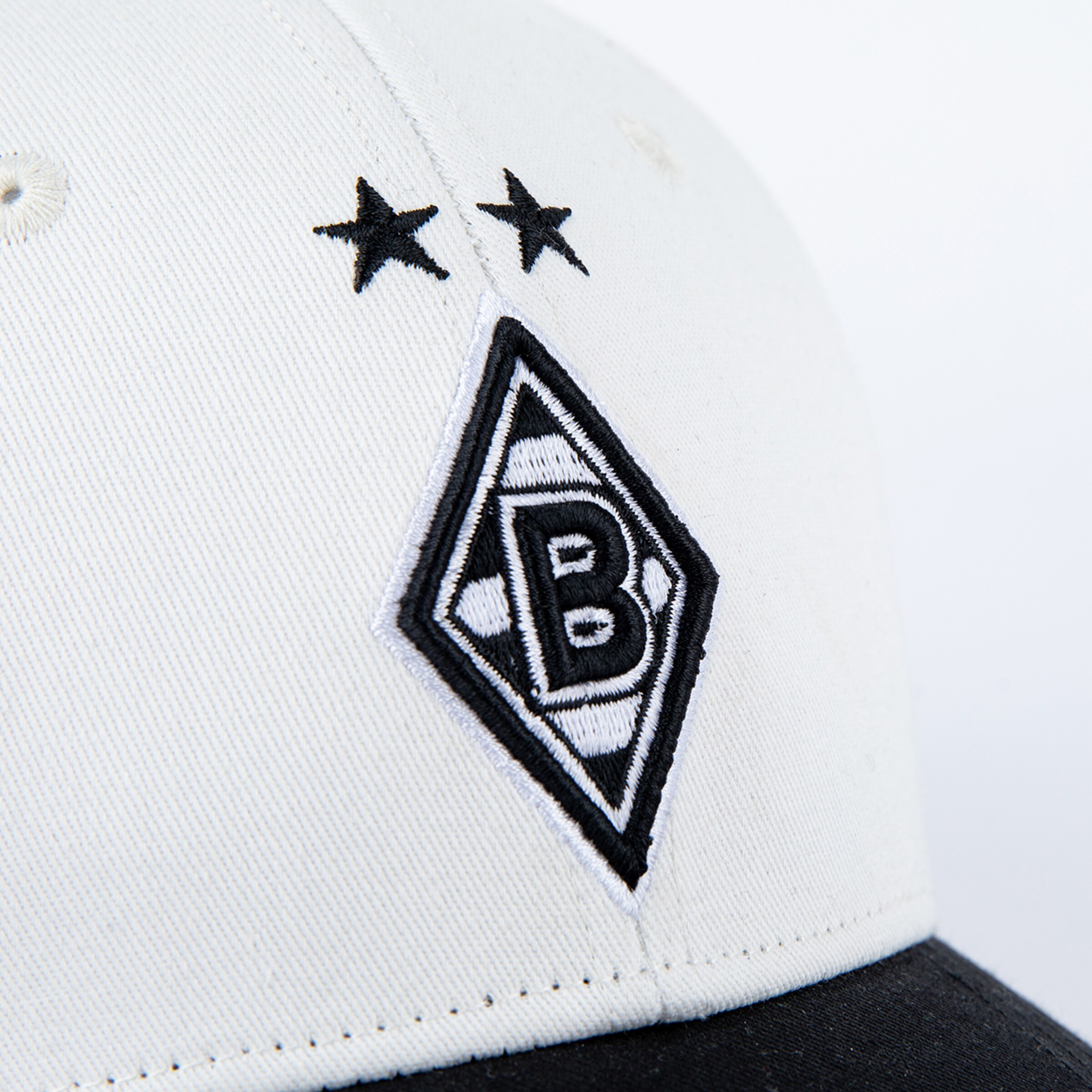 Weiße Mütze mit schwarzem Logo von Borussia Mönchengladbach und zwei Sternen.