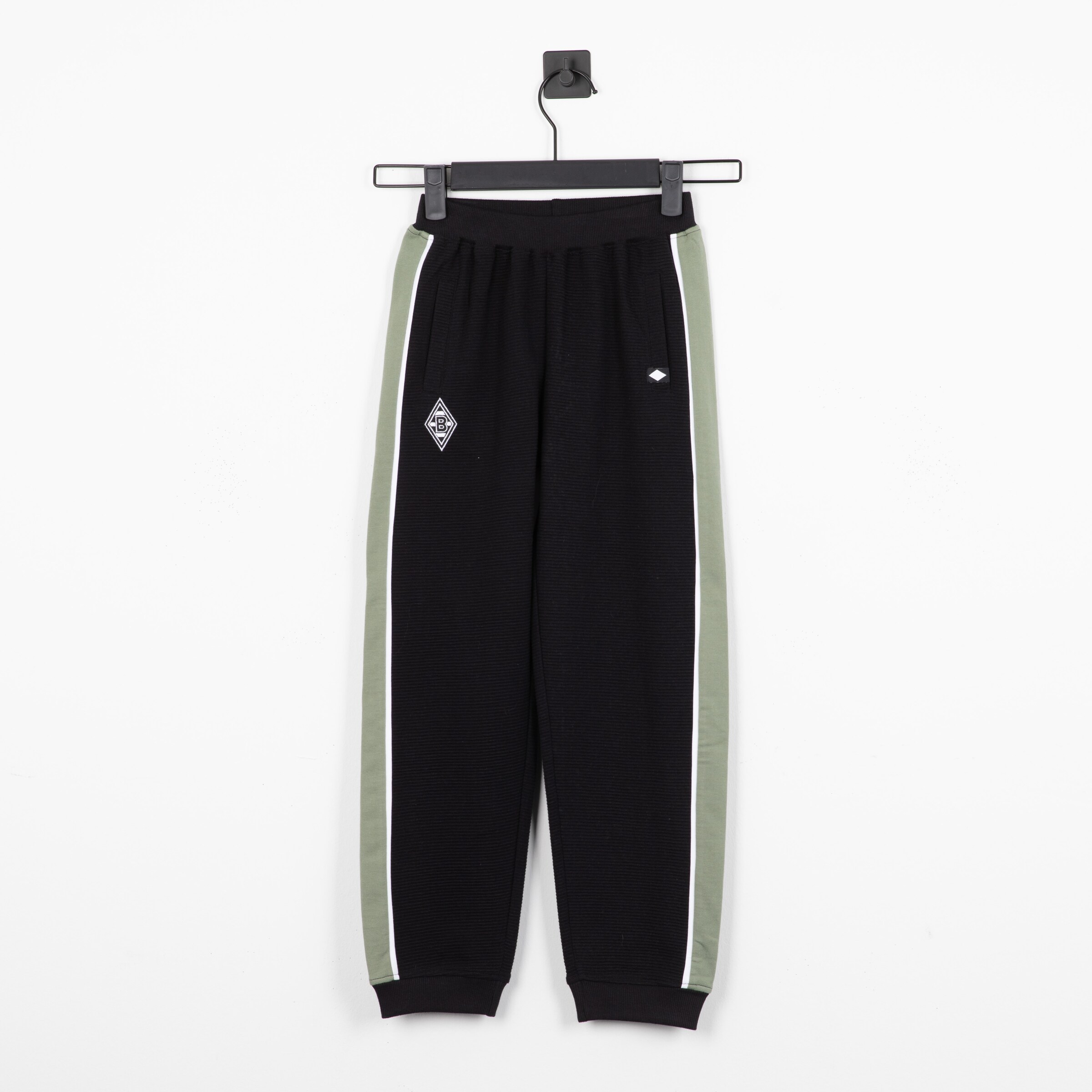 Schwarze Sporthose mit grauen Streifen und Borussia Mönchengladbach-Logo.