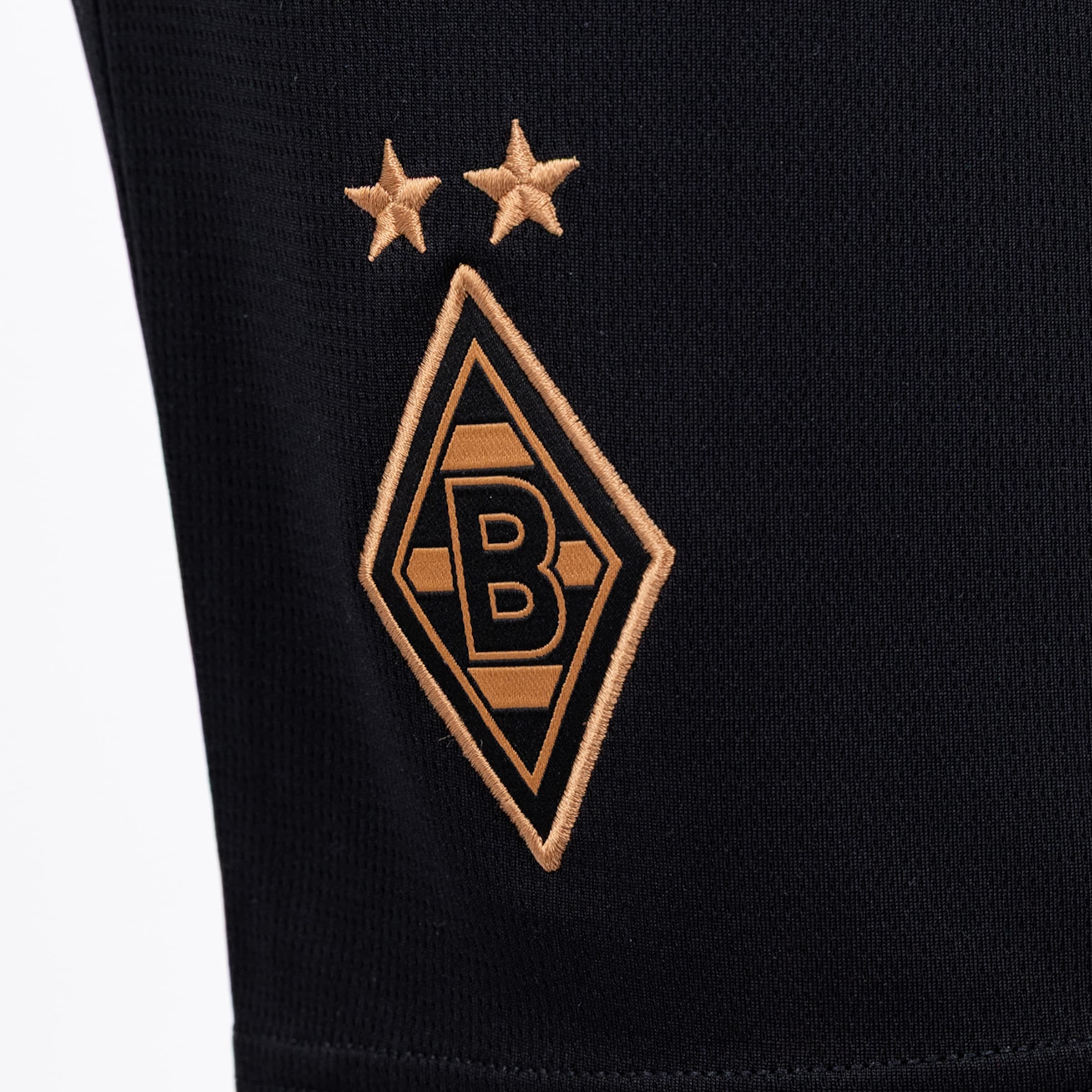 Goldenes, gesticktes Borussia Mönchengladbach Wappen mit zwei Sternen auf schwarzem Textilgrund.