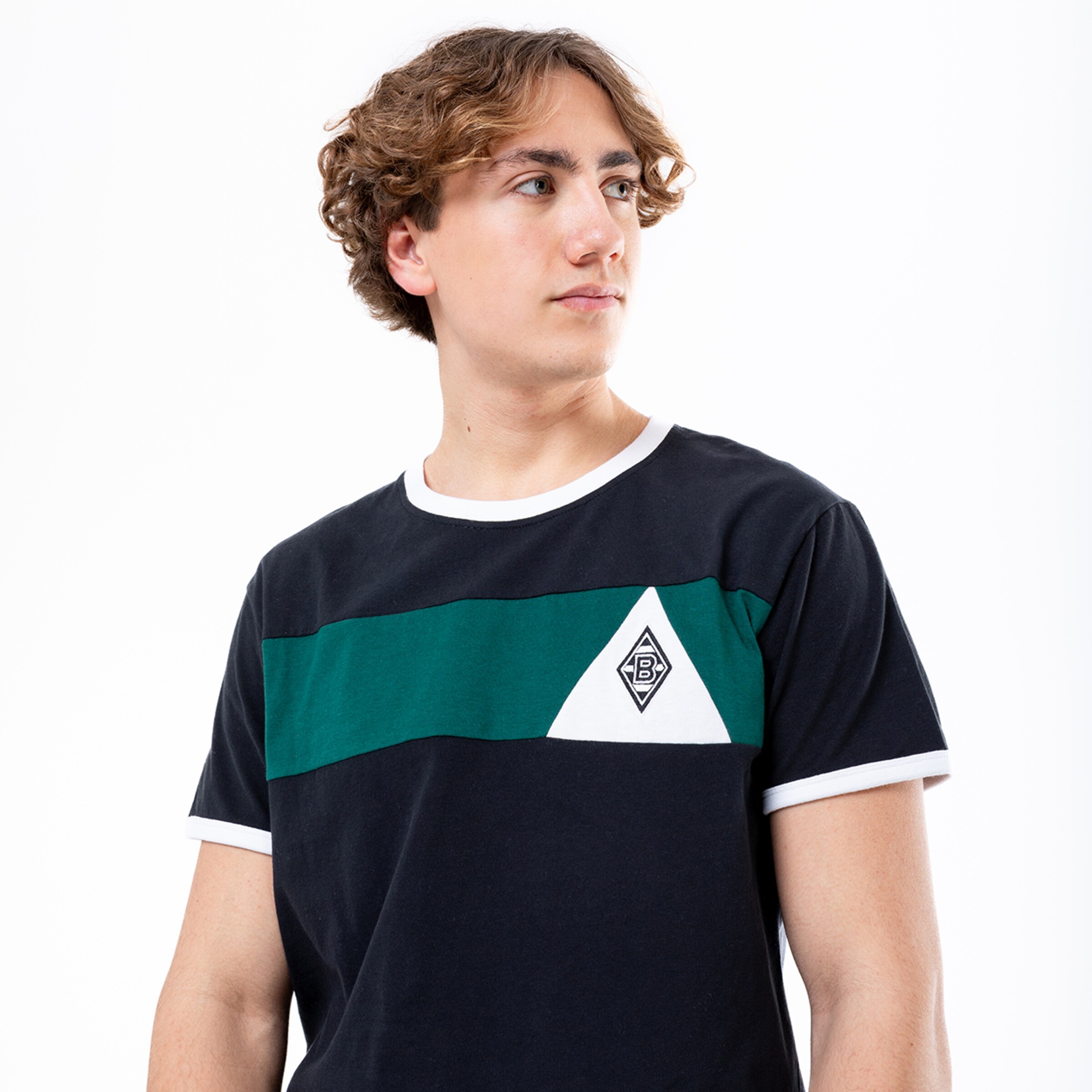 Junger Mann in T-Shirt mit diagonalen grün-weißen Streifen und Borussia Mönchengladbach-Logo.