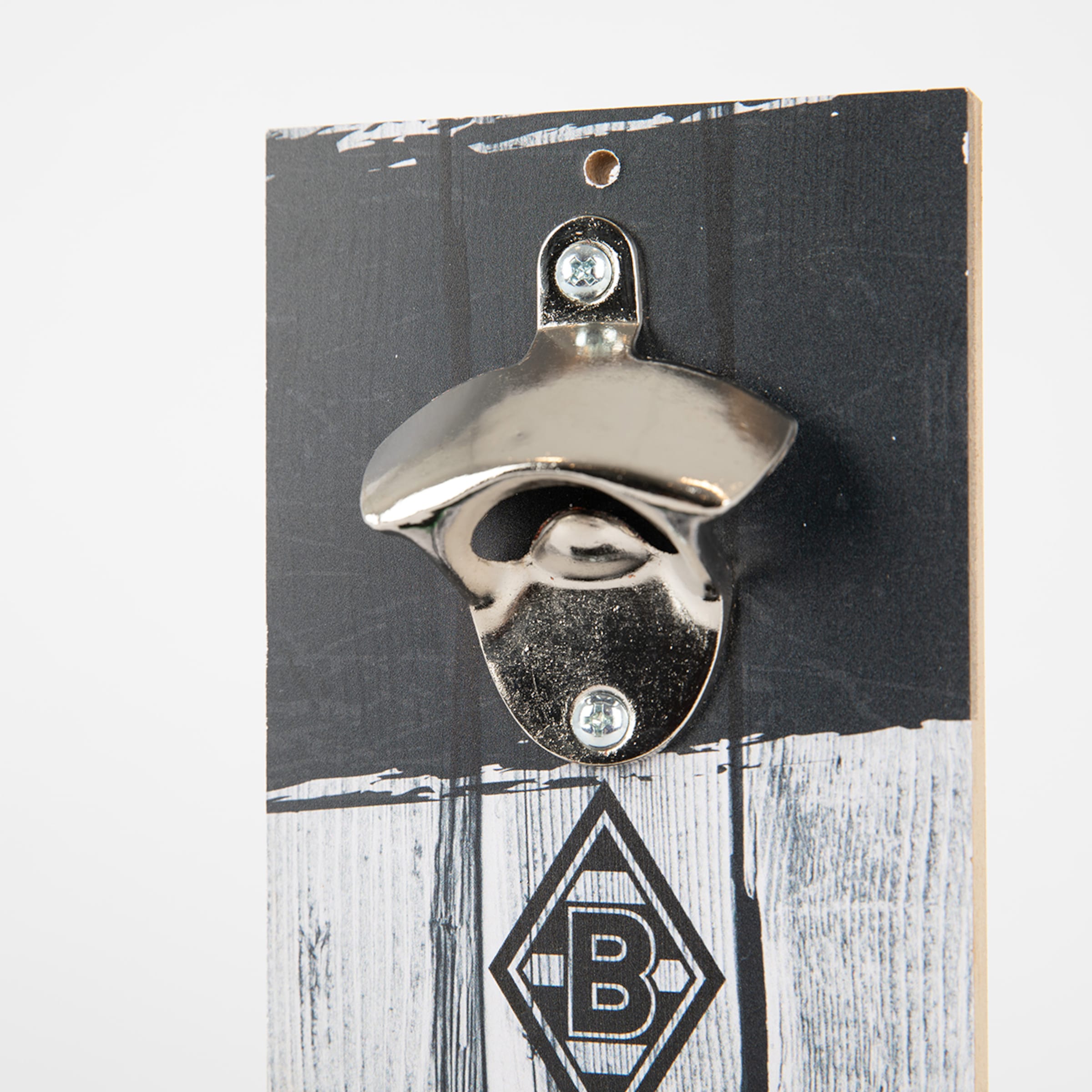 Metall-Flaschenöffner zur Wandmontage auf einer schwarz-weißen Holzplatte mit dem Logo von Borussia Mönchengladbach.