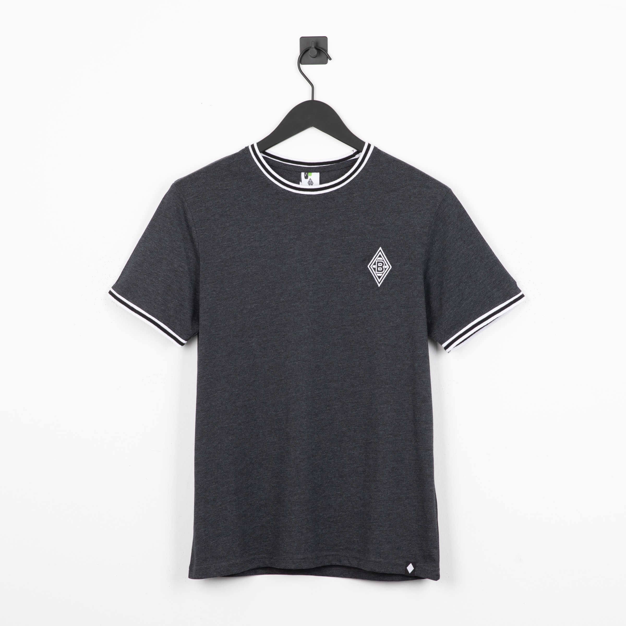 Dunkelgraues T-Shirt mit weißen Akzenten und Vereinslogo auf der Brust.