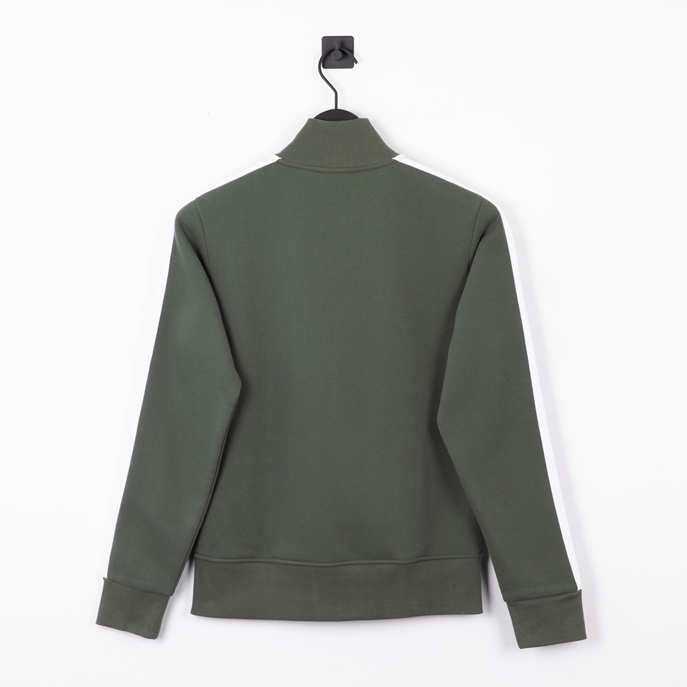 Grüner Pullover mit Stehkragen von hinten aufgenommen.