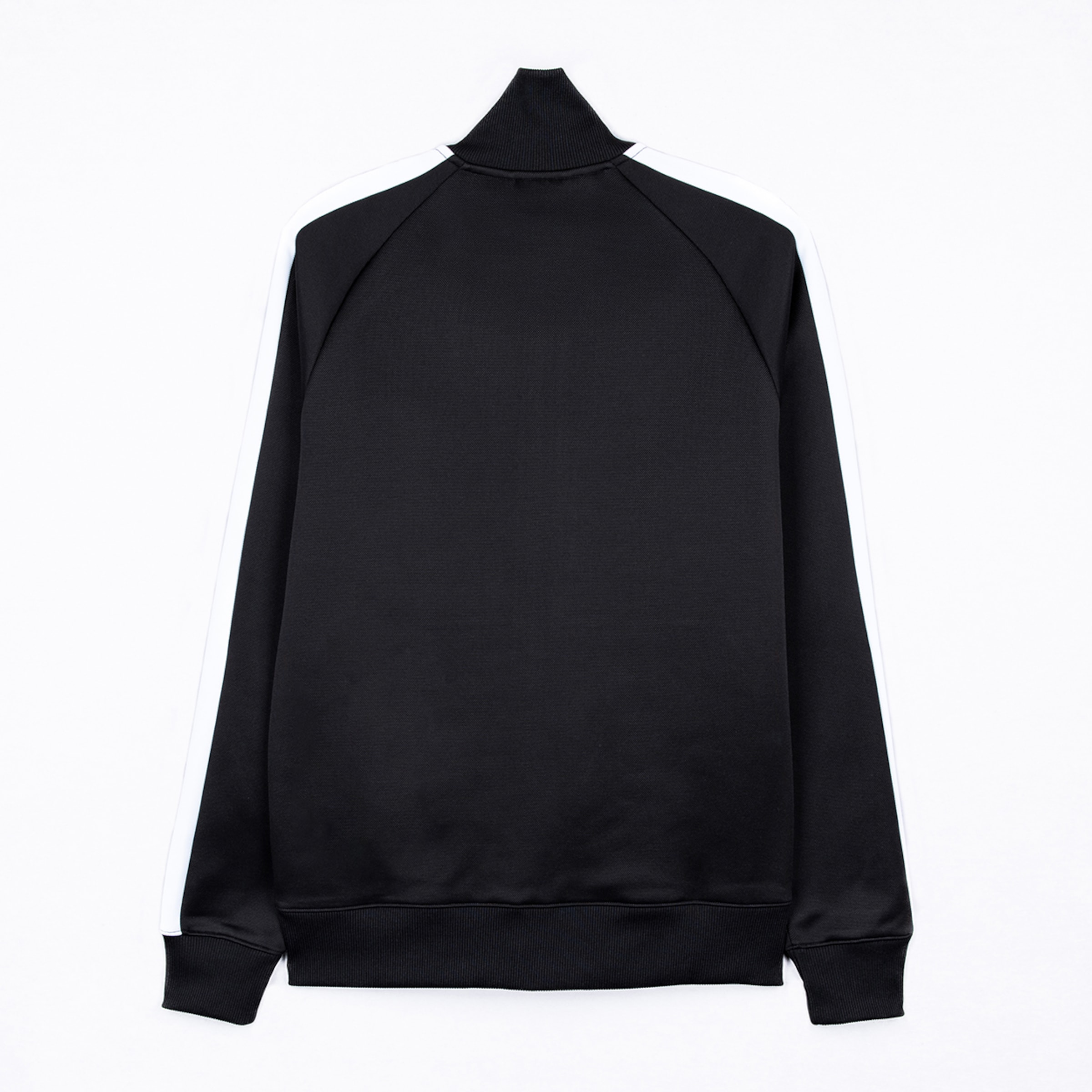 Rückansicht einer schwarzen Trainingsjacke mit weißen Kontraststreifen an den Ärmeln, Stehkragen sowie gerippten Bündchen und Saum.