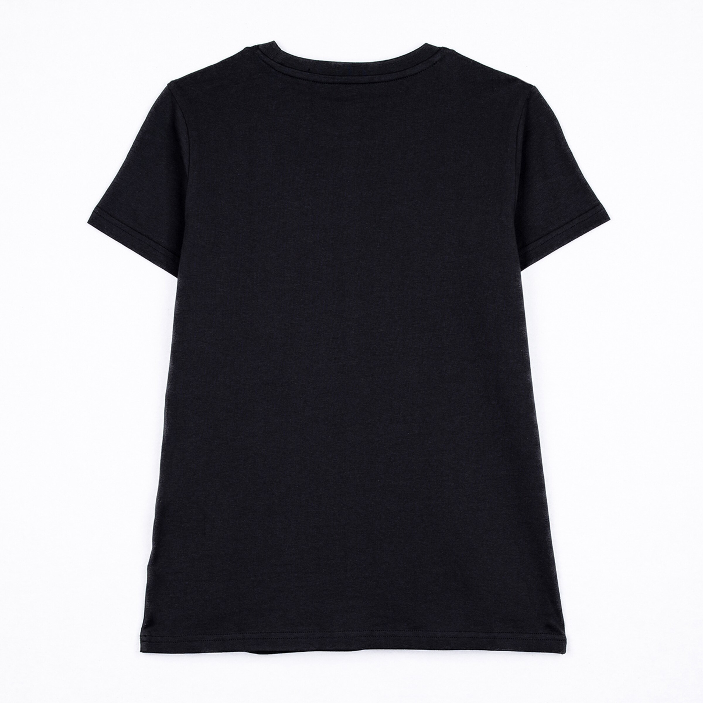 Rückansicht eines schlichten schwarzen T-Shirts mit kurzen Ärmeln auf weißem Hintergrund.