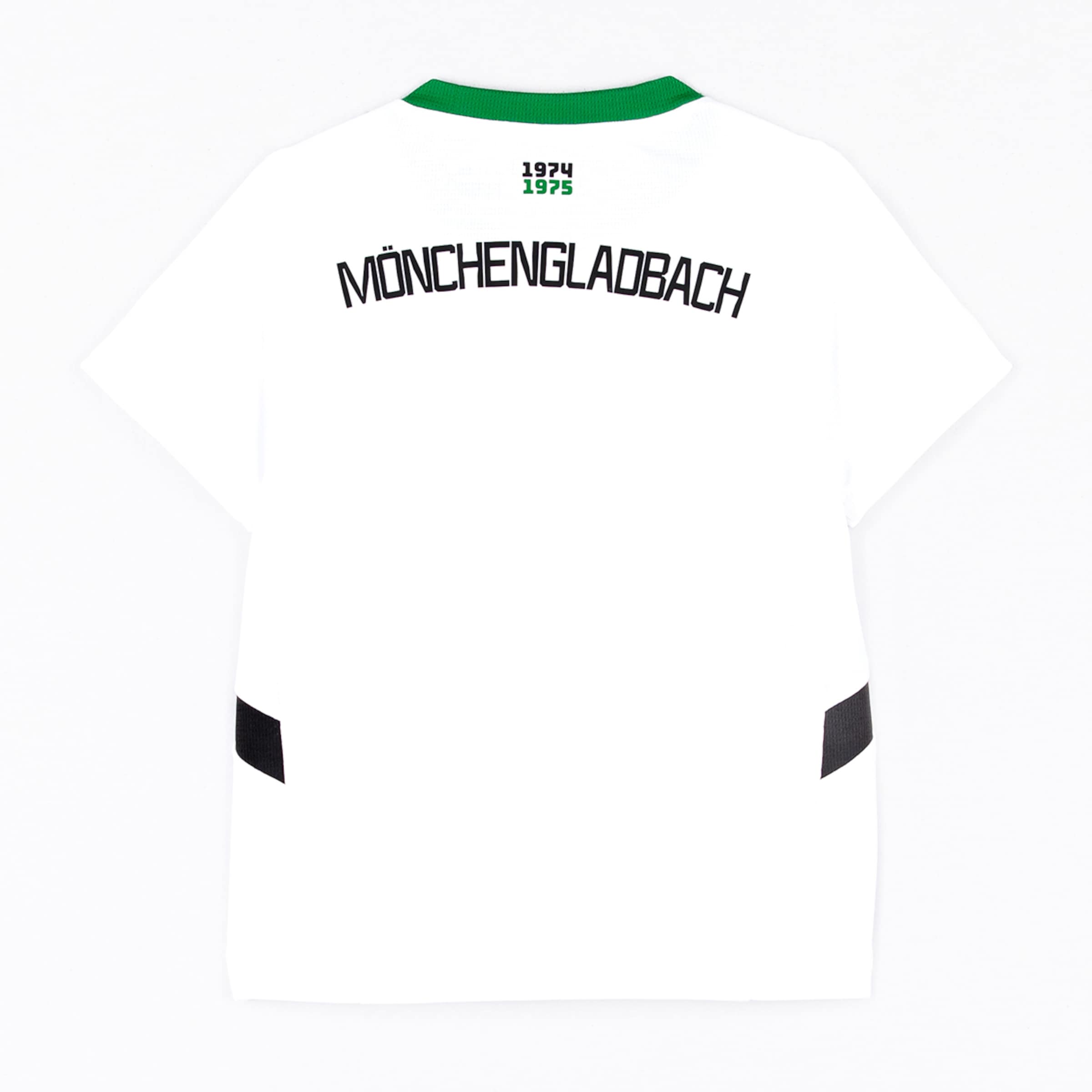 Rückansicht eines weißen Mönchengladbach-Trikots mit grünem Kragen, „MÖNCHENGLADBACH“-Aufdruck und den Jahreszahlen 1974/1975 im Nacken.
