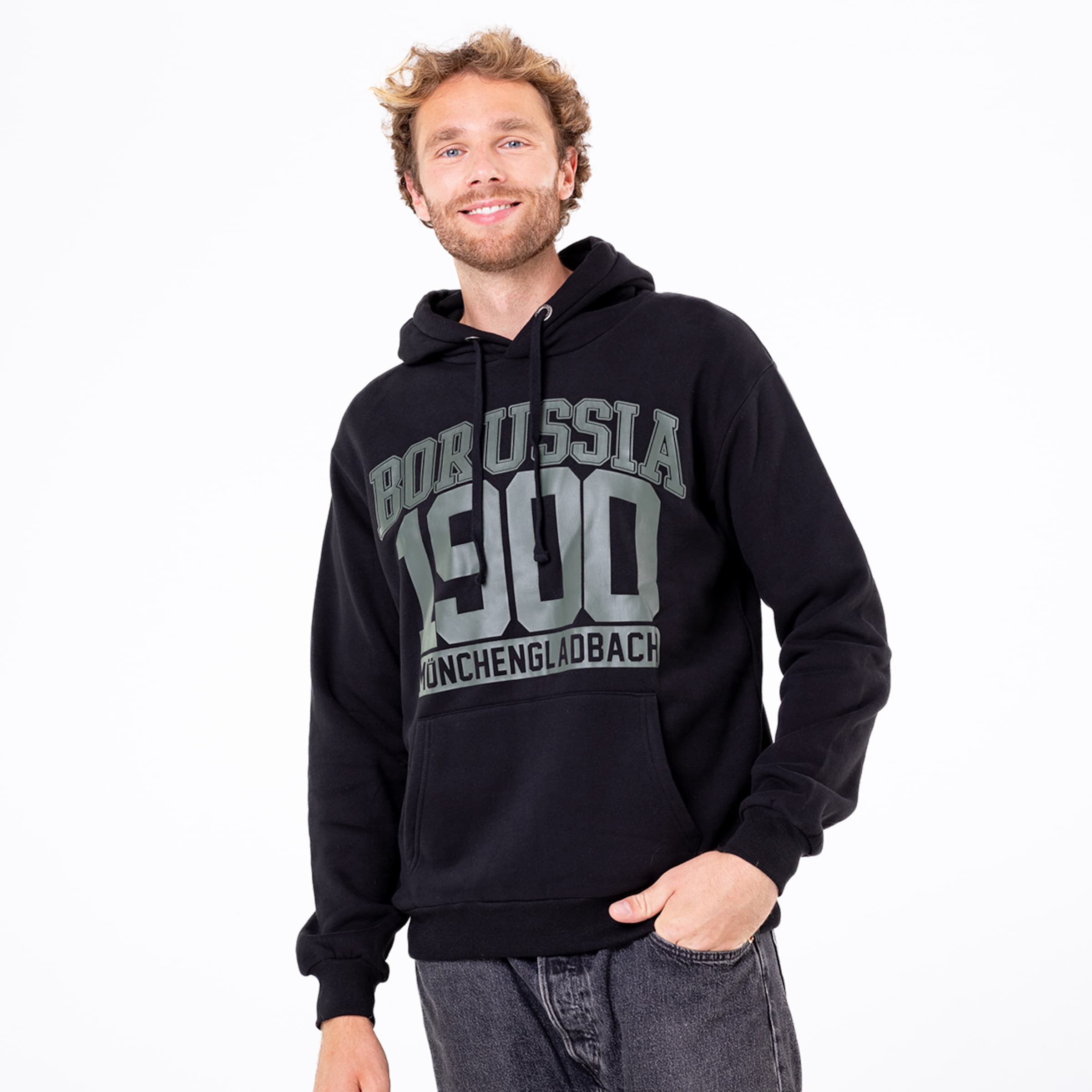 Mann trägt eine schwarze Kapuzenjacke mit dem Aufdruck BORUSSIA 1900 MÖNCHENGLADBACH.