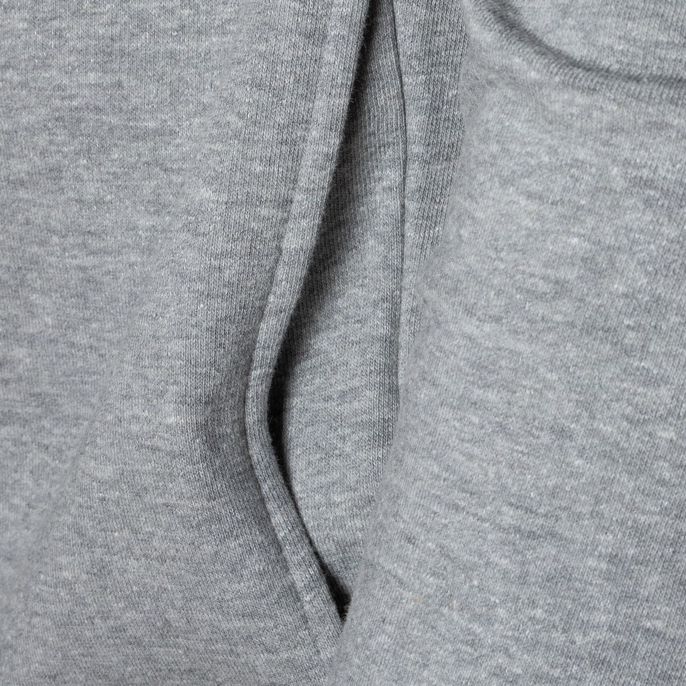 Nahaufnahme einer grauen Sweatshirt-Textur mit einer Kängurutasche.