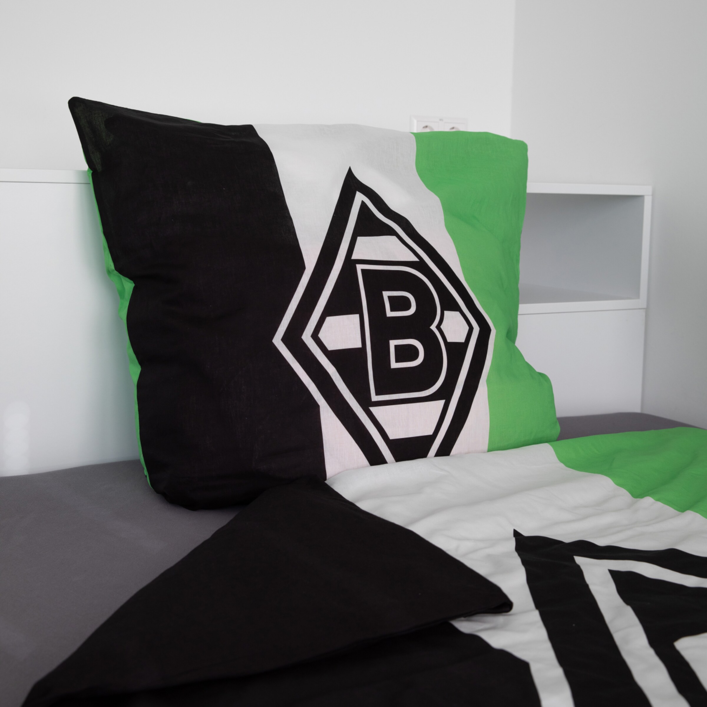 Kopfkissen mit Borussia Mönchengladbach Logo und schwarz-weiß-grüner Gestaltung.