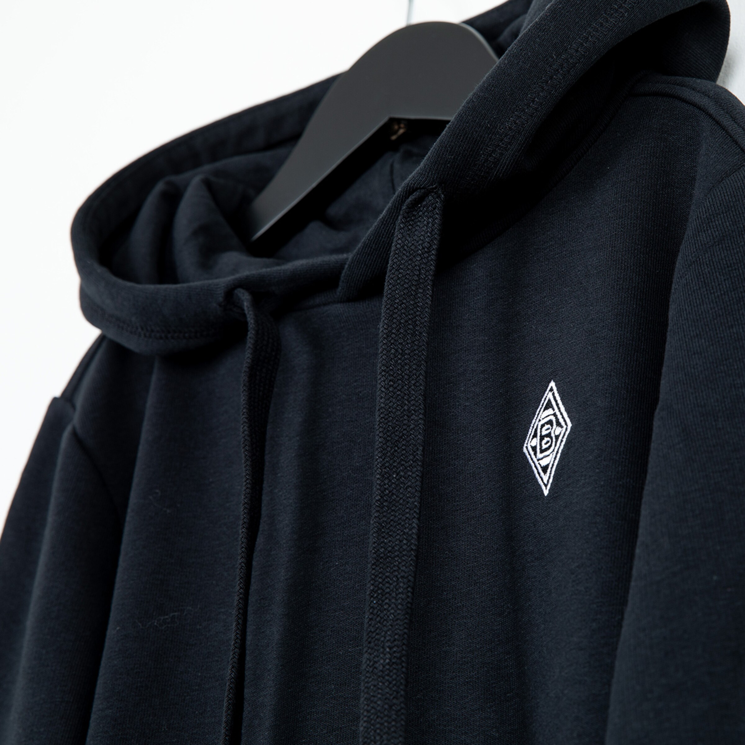 Dunkelblaues Sweatshirt mit Kapuze und gesticktem Borussia Mönchengladbach-Logo.