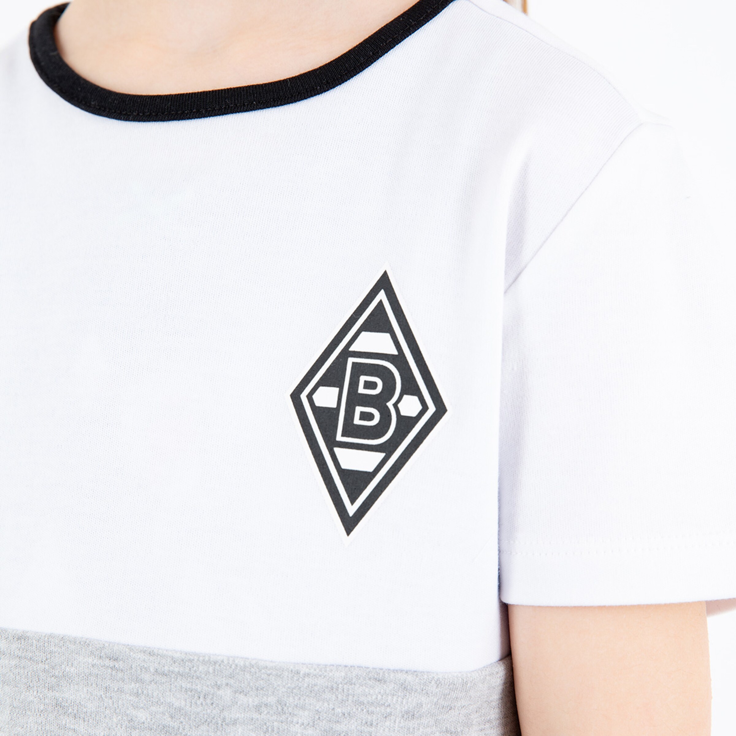Weißes T-Shirt mit schwarzem Rundhalsausschnitt und dem Borussia Mönchengladbach Logo auf der Brust.