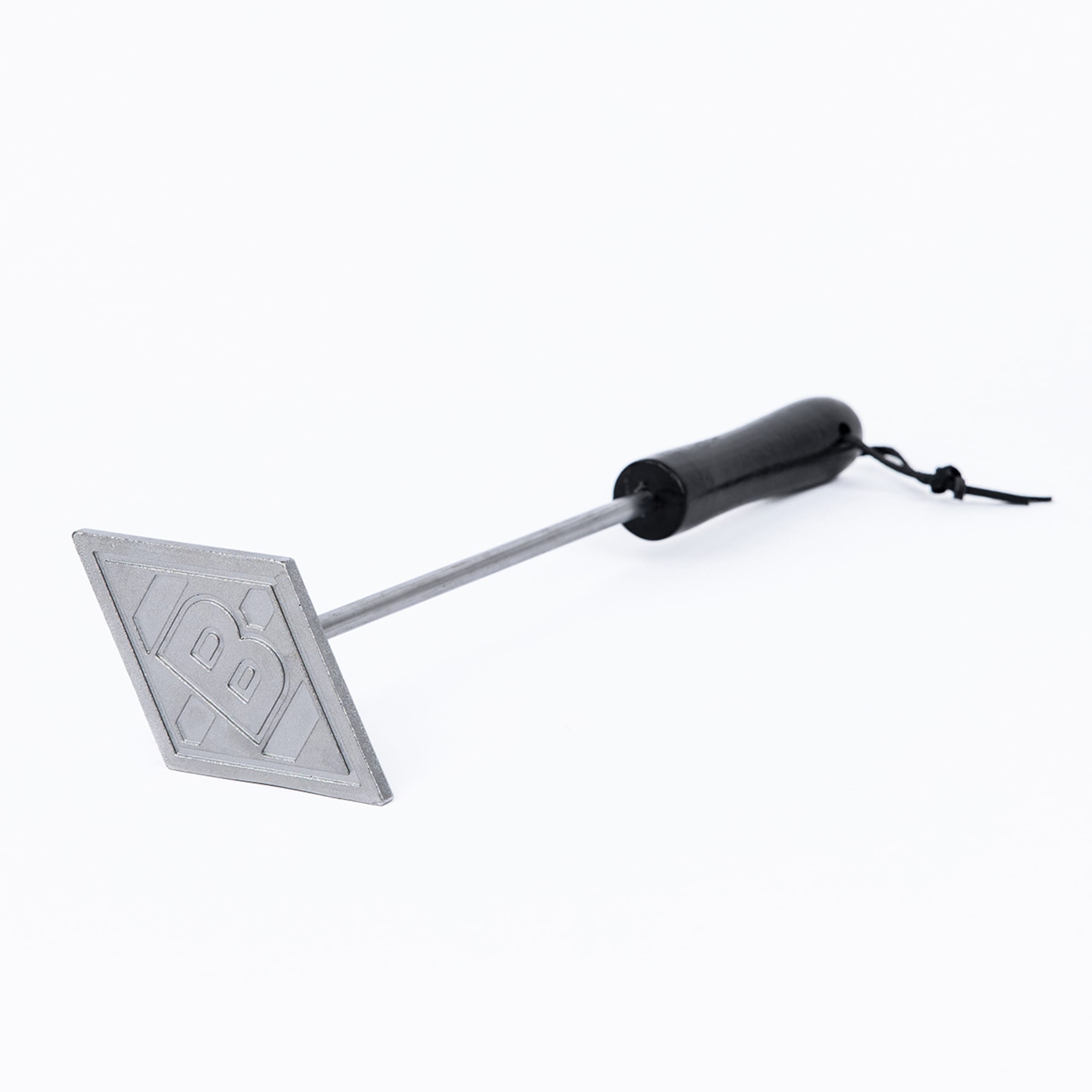 Ein Brandeisen mit rautenförmigem Kopf und Buchstabe B, langer Metallstange und schwarzem Holzgriff auf weißem Hintergrund.