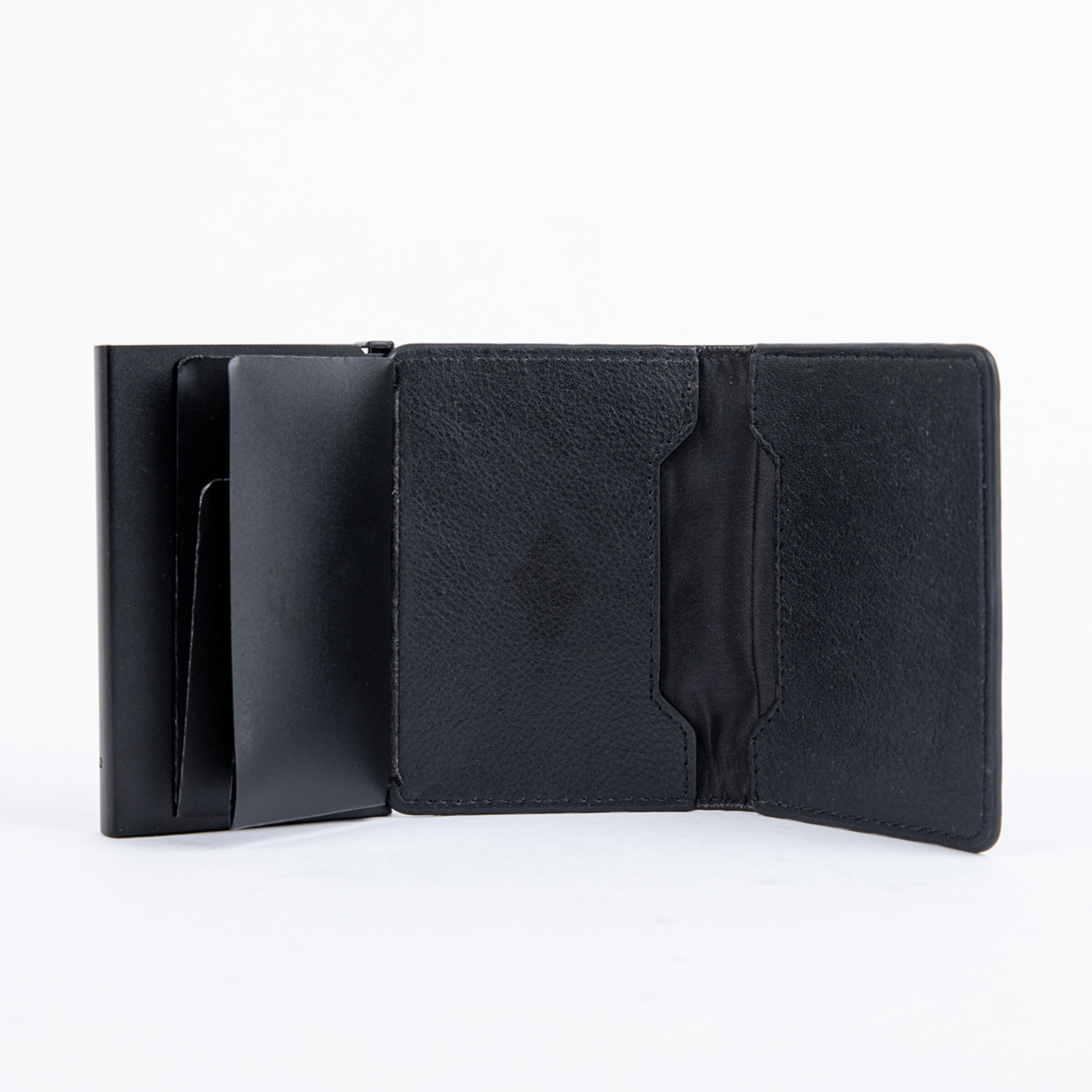 Schwarze Leder-Brieftasche mit Innenfächern und glatter Oberfläche.