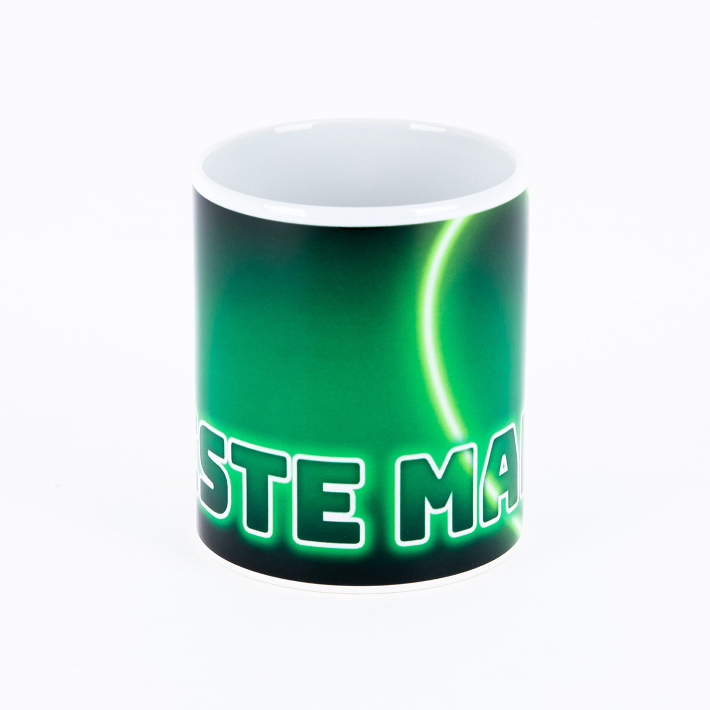 Tasse mit dem Schriftzug FANSTE MARKE in auffälligen Buchstaben und grünem Hintergrund.