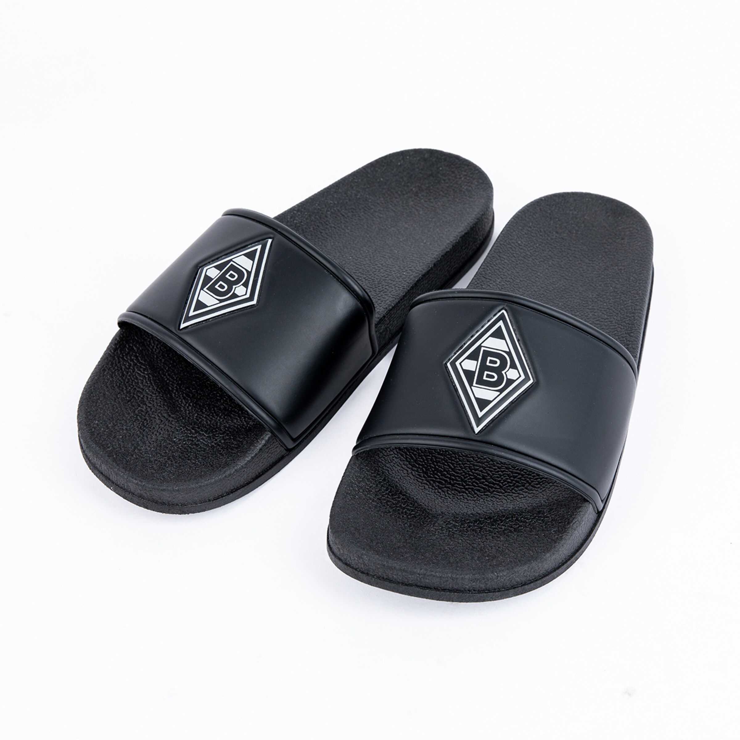 Schwarze Badesandalen mit Borussia Mönchengladbach-Logo.