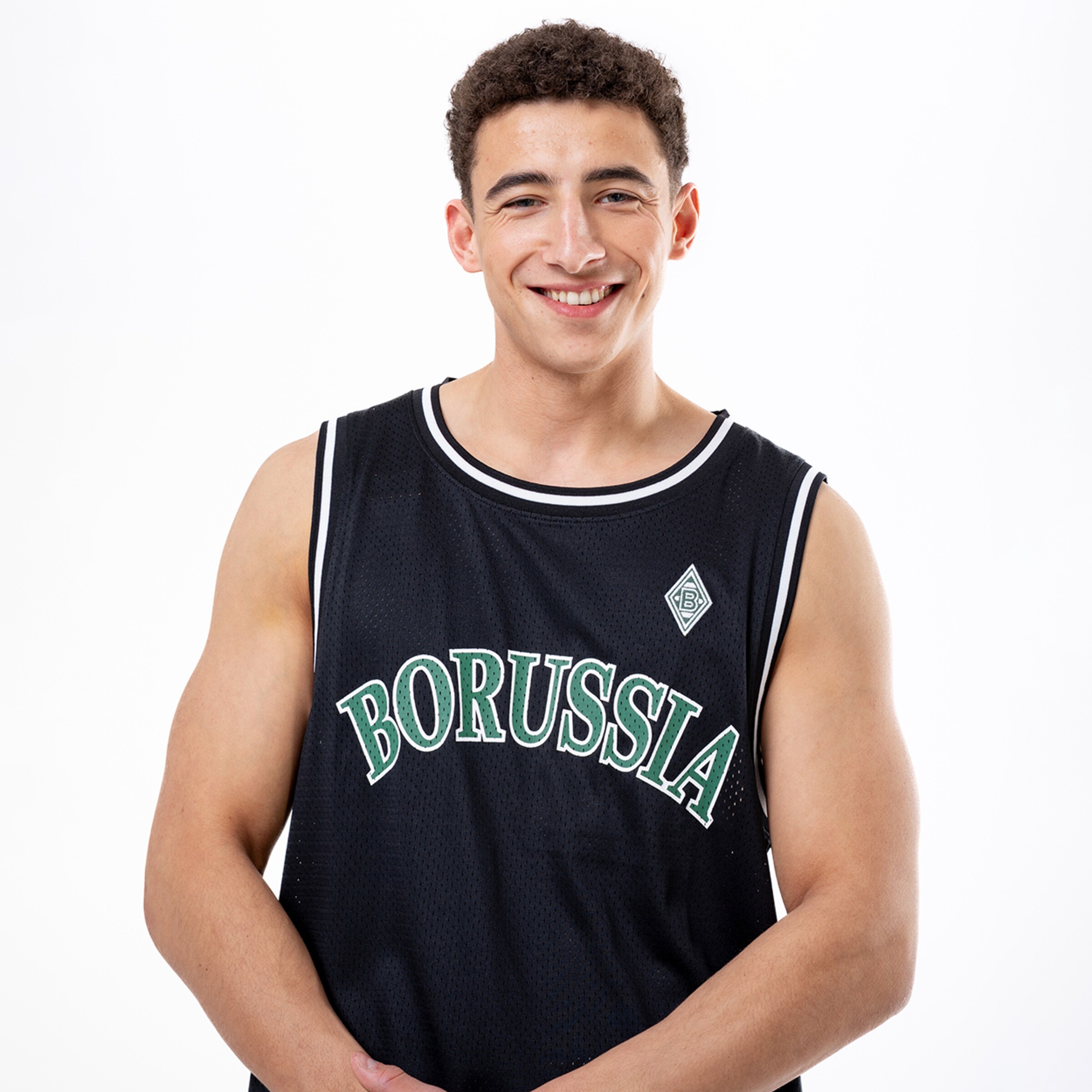 Junger Mann trägt ein schwarzes Basketballtrikot mit dem Text BORUSSIA.