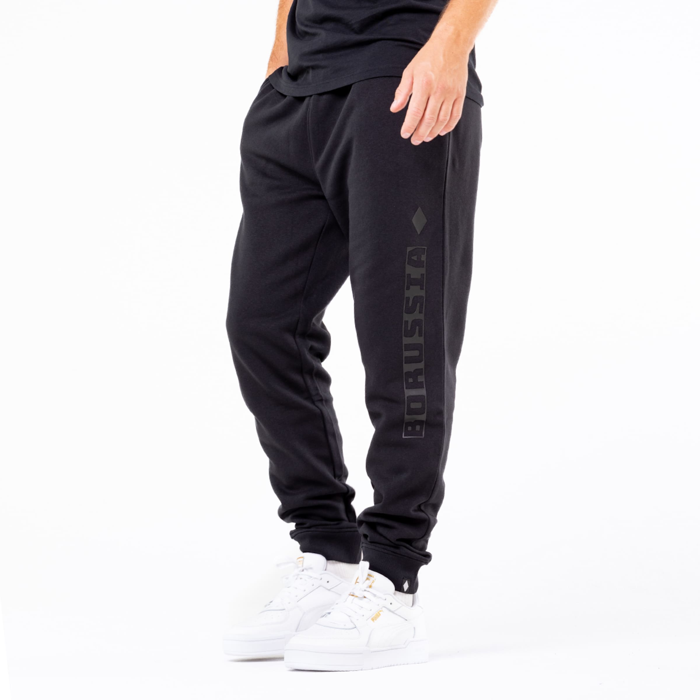 Schwarze Jogginghose mit aufgedrucktem BORUSSIA Schriftzug.